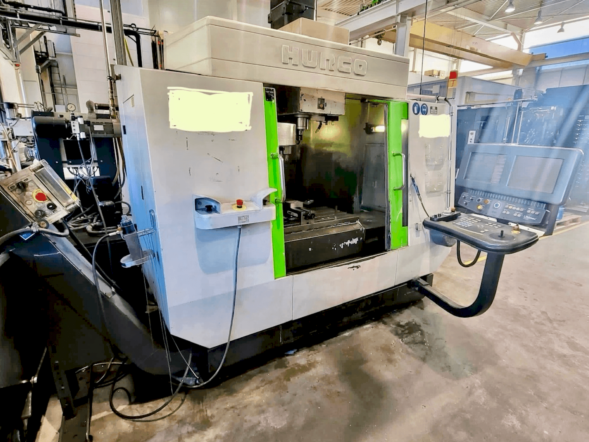 Prikaz stroja Hurco BCM4020 sprijeda