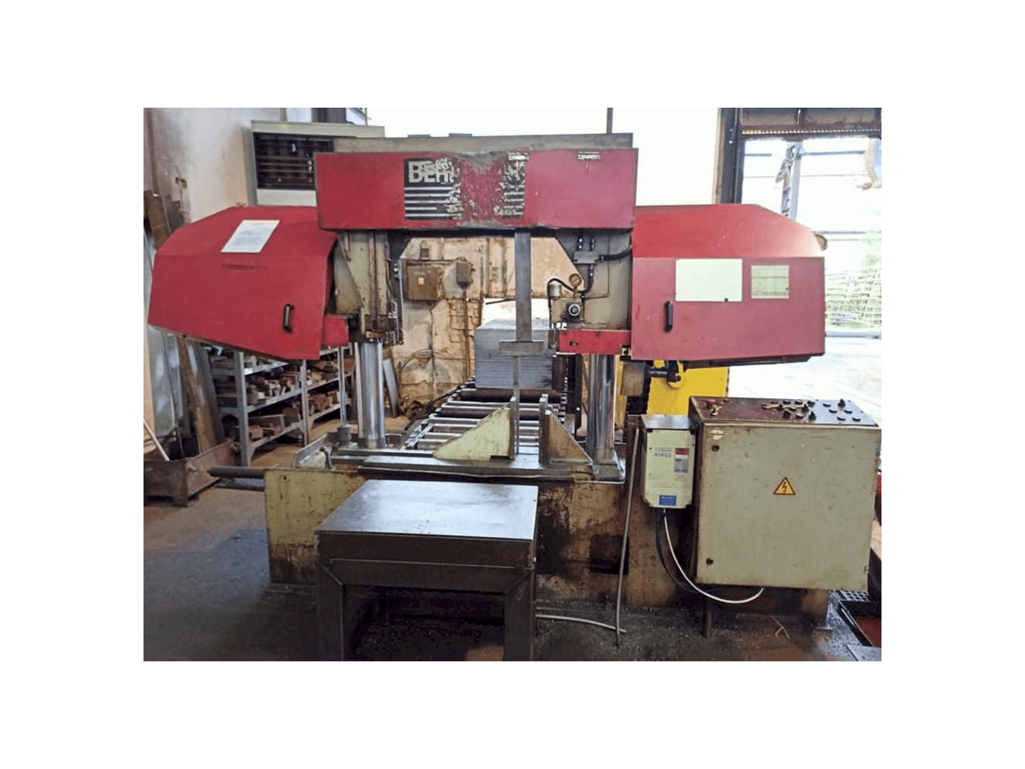 Prikaz stroja Behringer HBP 530 sprijeda