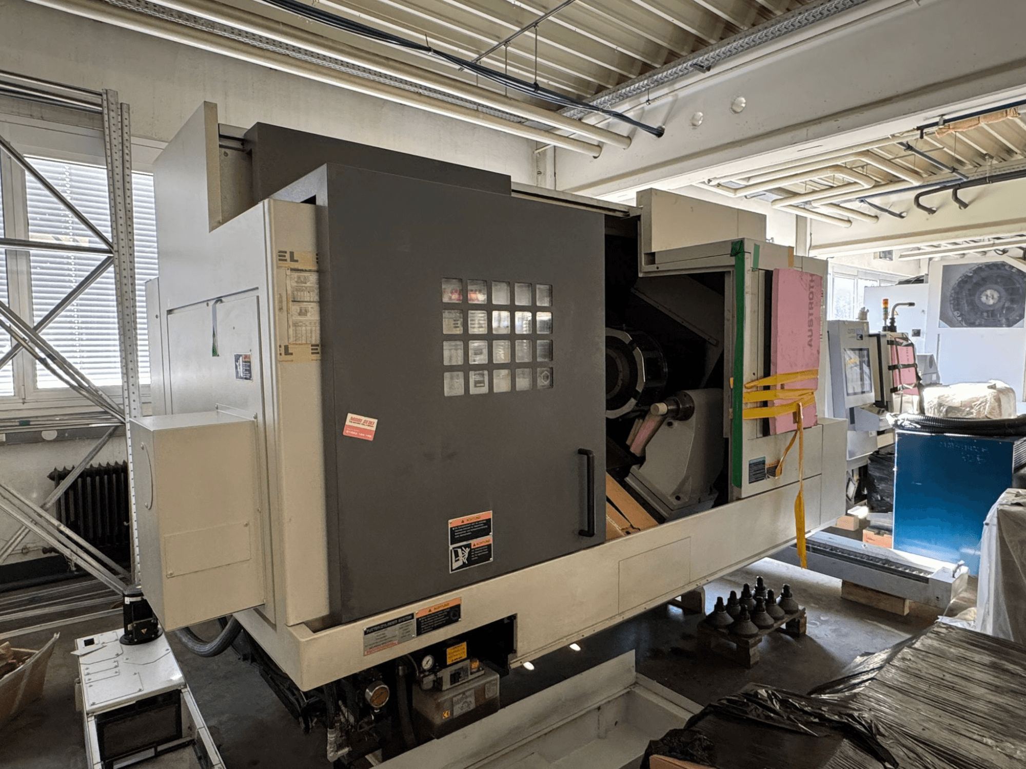 MORI SEIKI NL 3000 MC/700 horizontalni tokarski stroj, prednji pogled s upravljačkom pločom, prostorom za odlaganje i zaštitnom folijom.
