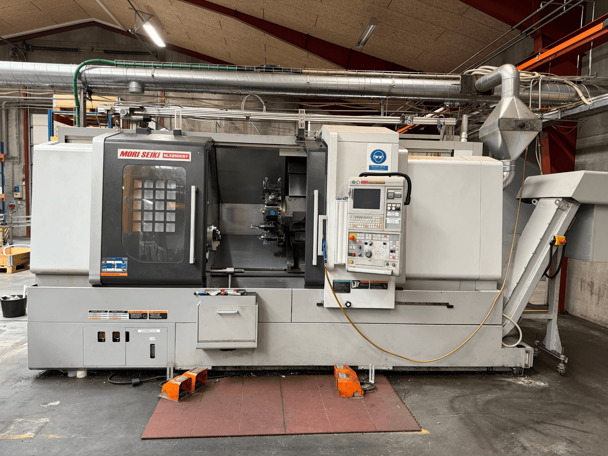 DMG MORI NLX2500SY/1250 horizontalni tokarski stroj, prednji pogled, s prikazom upravljačke ploče i operativnih komponenti.