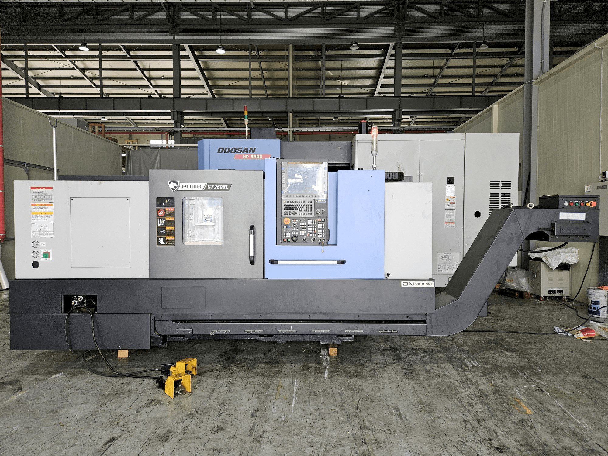 Prikaz stroja DN SOLUTIONS PUMA GT2600L sprijeda