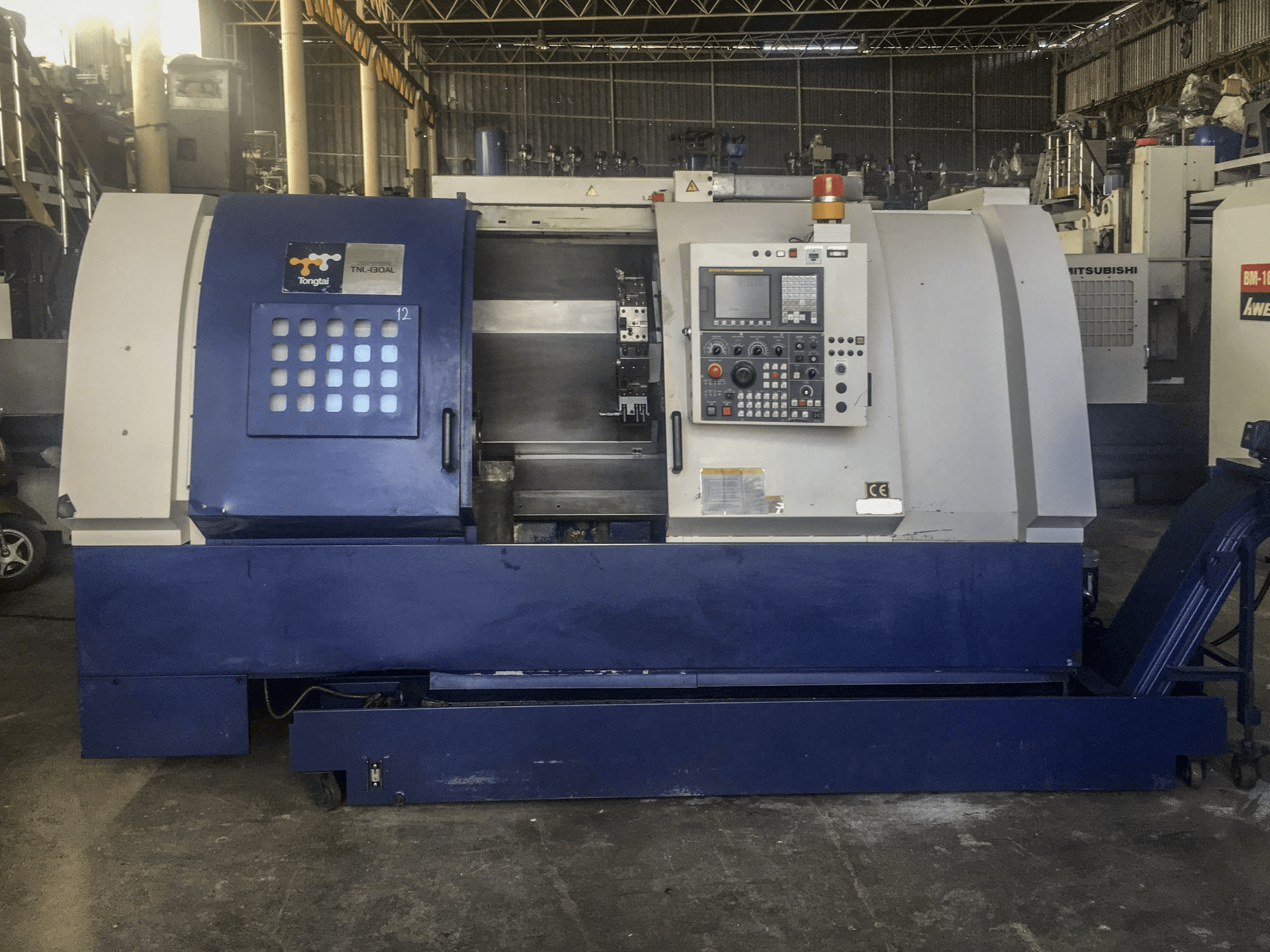 Prikaz stroja Tongtai TNL-130 AL sprijeda