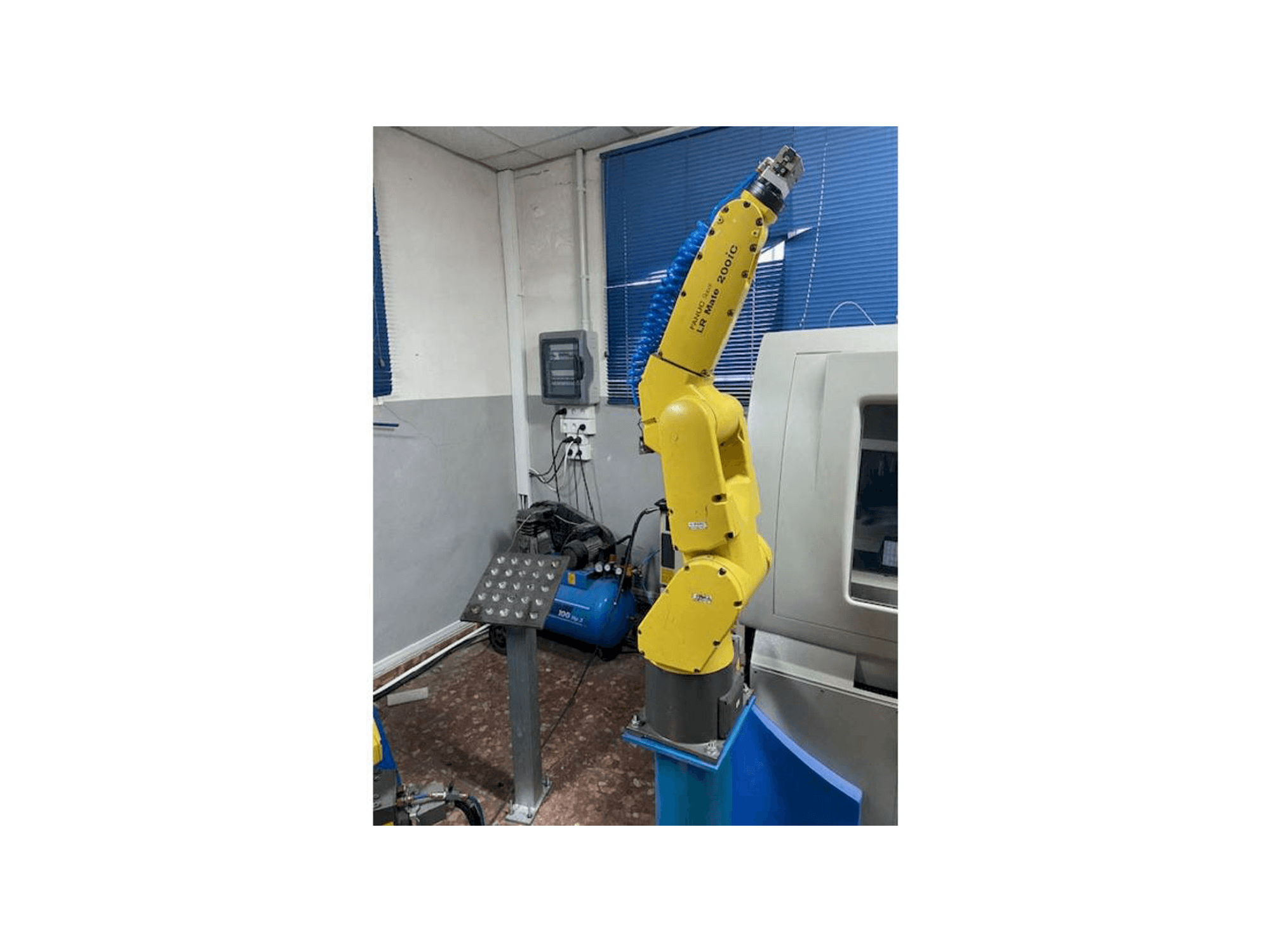 Prikaz stroja FANUC LR MATE 200 ic sprijeda