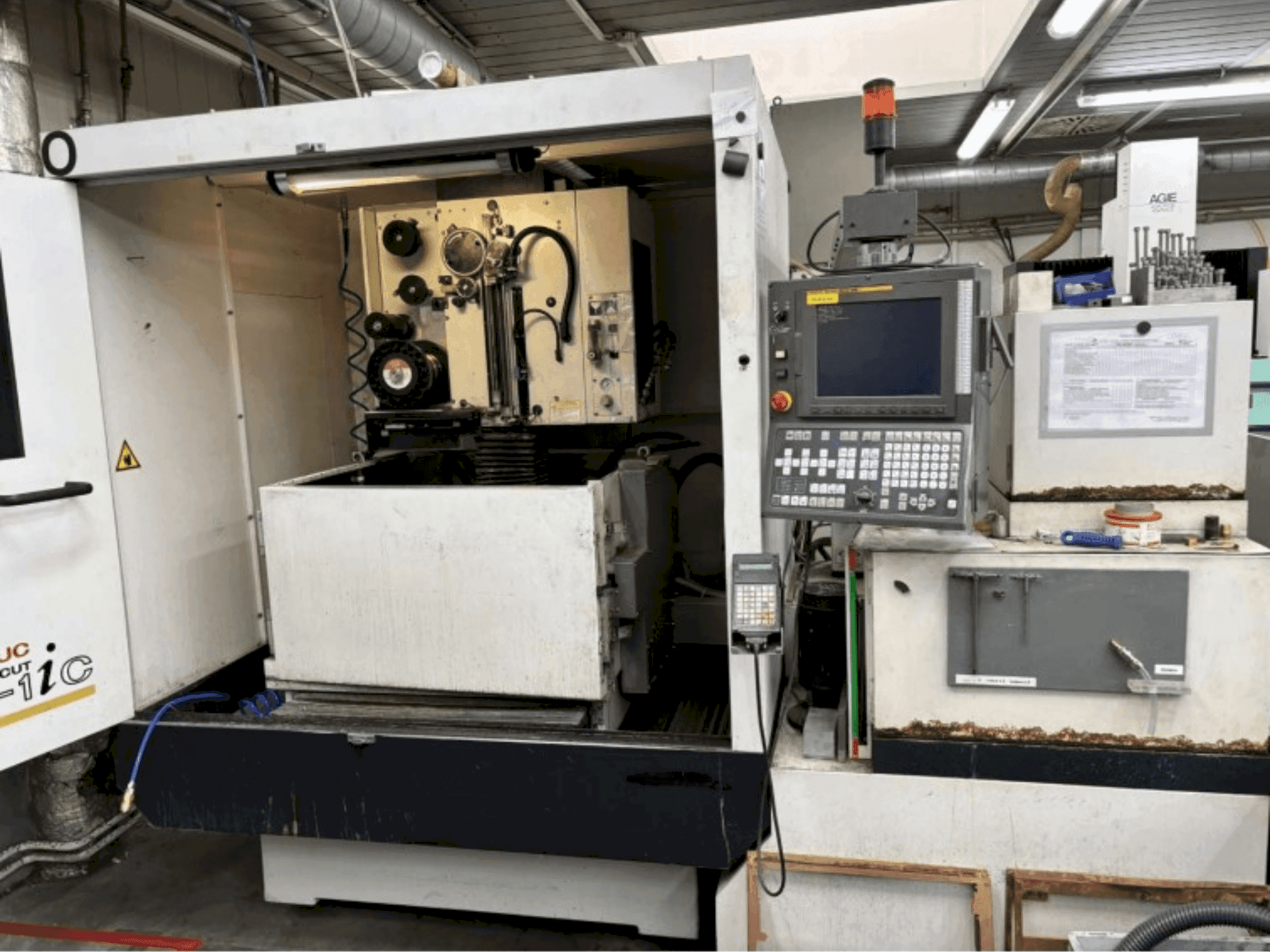 Prikaz stroja FANUC ROBOCUT alpha-1iC sprijeda