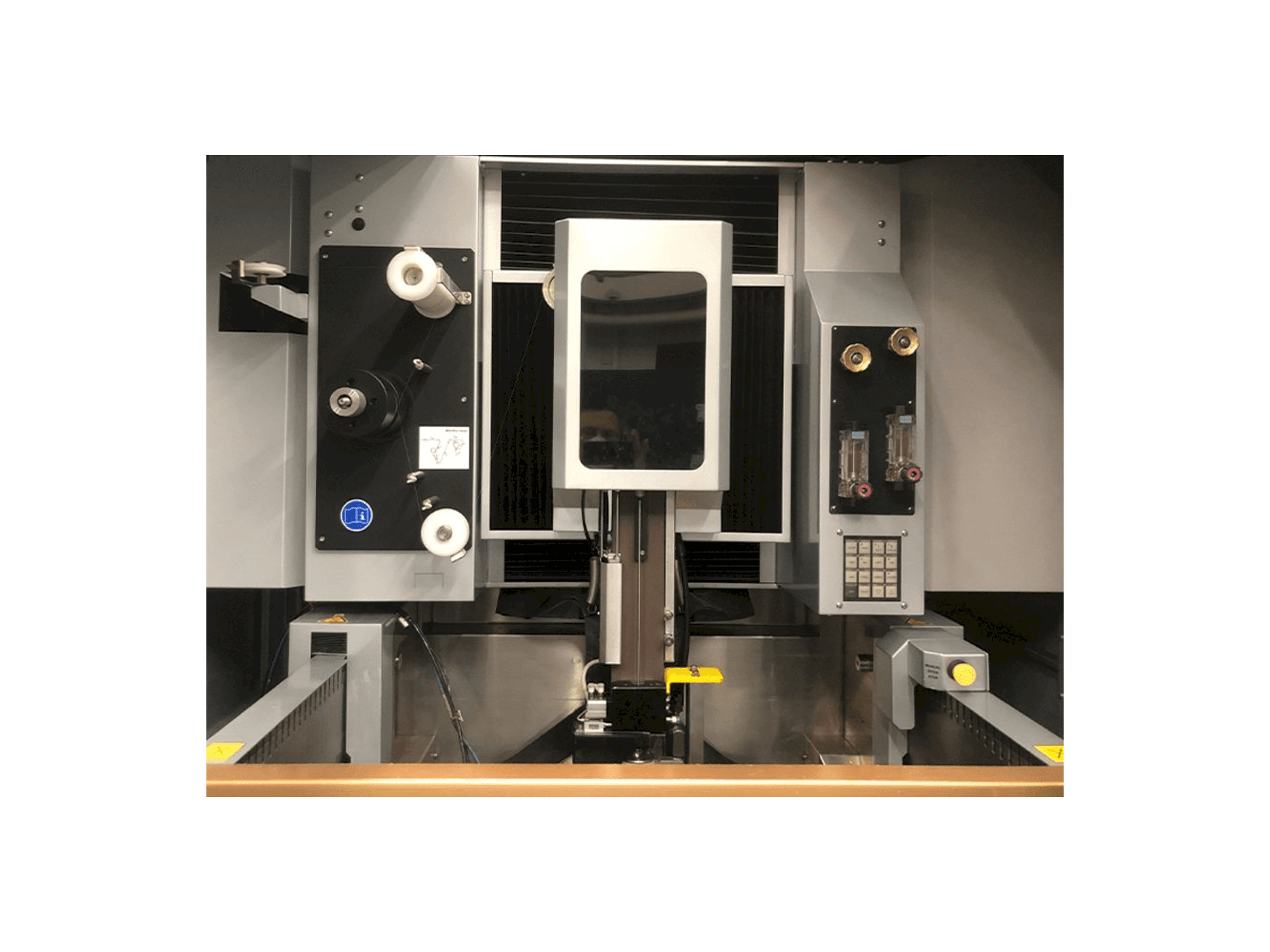 Prikaz stroja EROWA Robot Compact 80 sprijeda