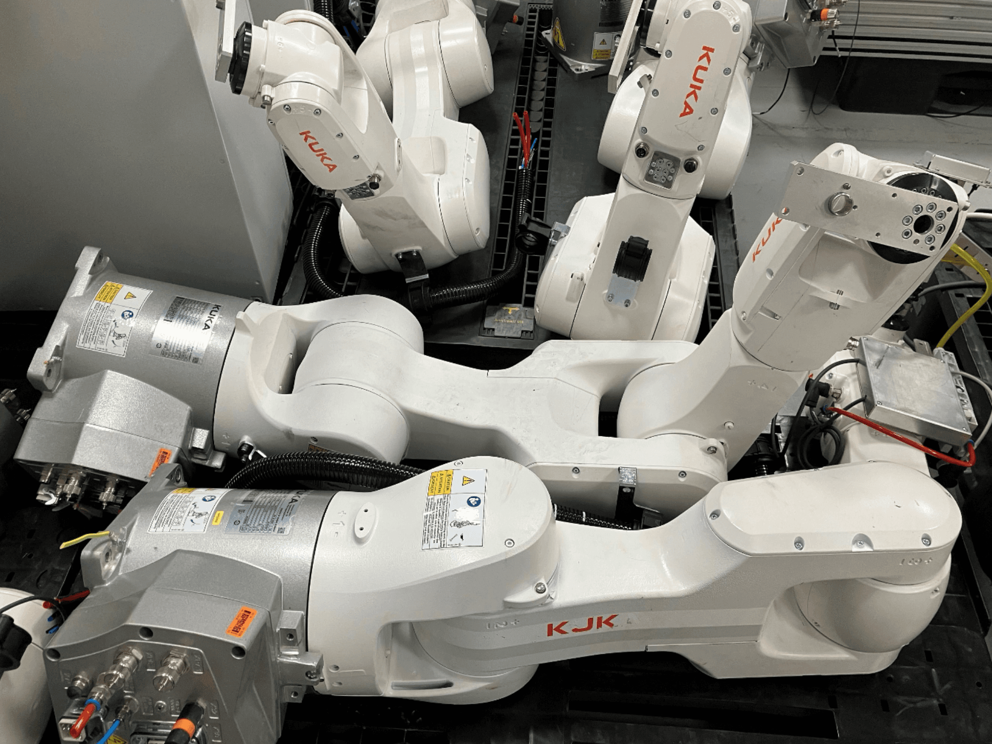 Bočni pogled na robotsku ruku KUKA KR 10 R900 CR, koji prikazuje strukturu zgloba, motore i detalje ožičenja.