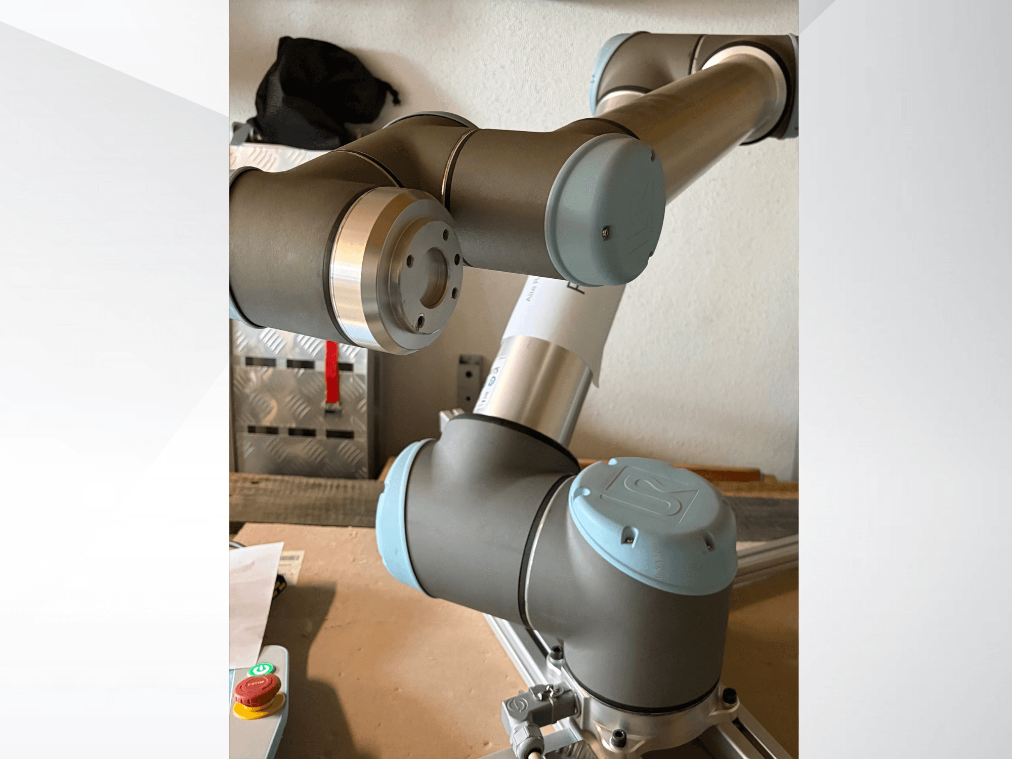 Bočni pogled izbliza na robotsku ruku Universal Robots UR10, s istaknutim zglobovima i sivo-plavim elementima dizajna.