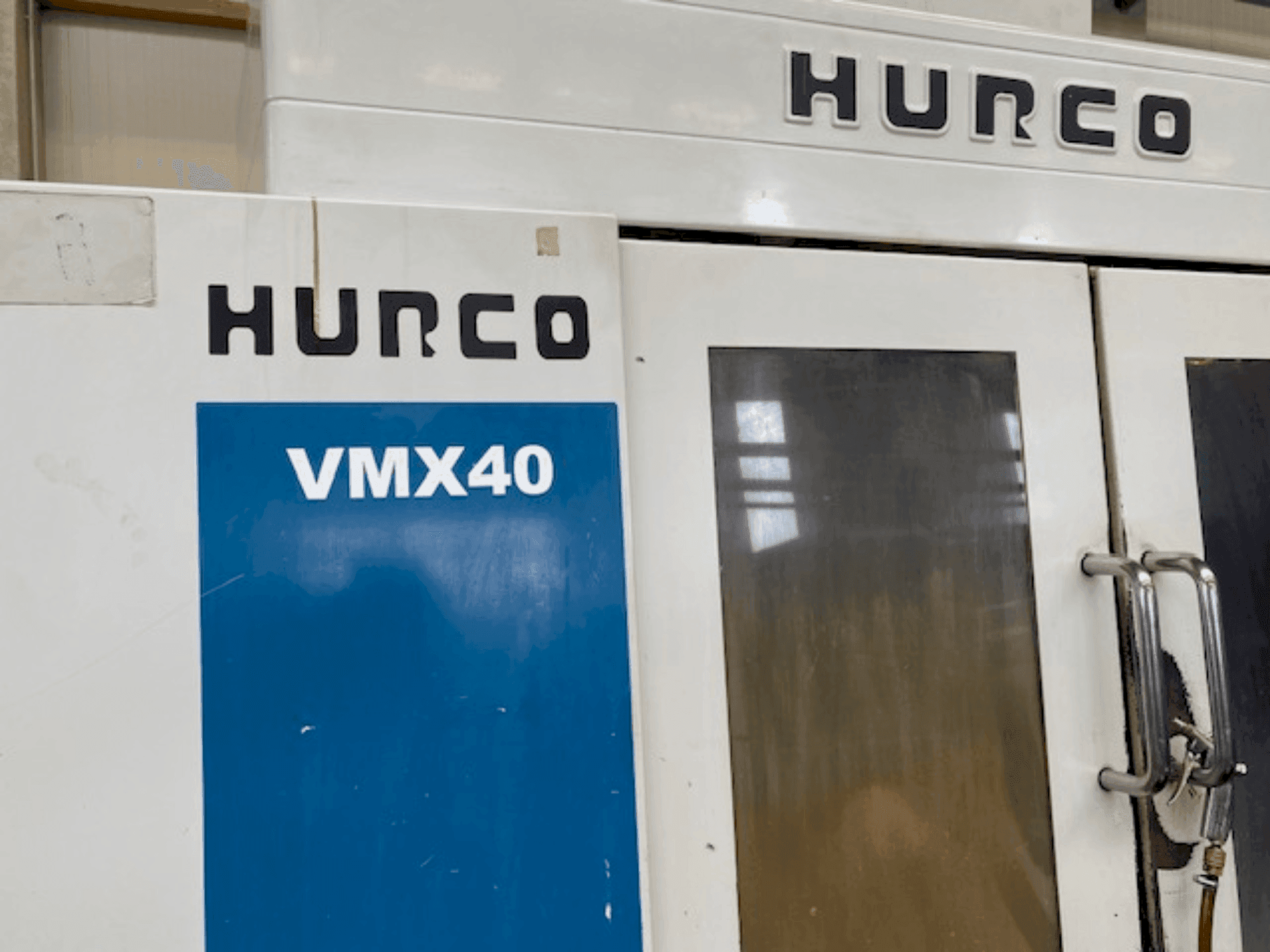 Prikaz stroja Hurco VMX 40 sprijeda