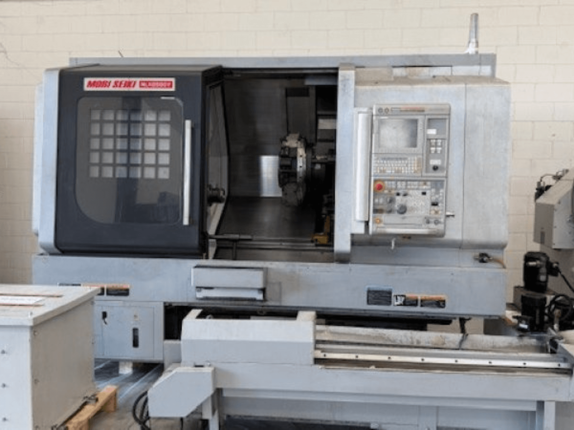 MORI SEIKI NLX 2500Y horizontalni tokarski stroj, prednji pogled, prikaz upravljačke ploče i radnog područja.