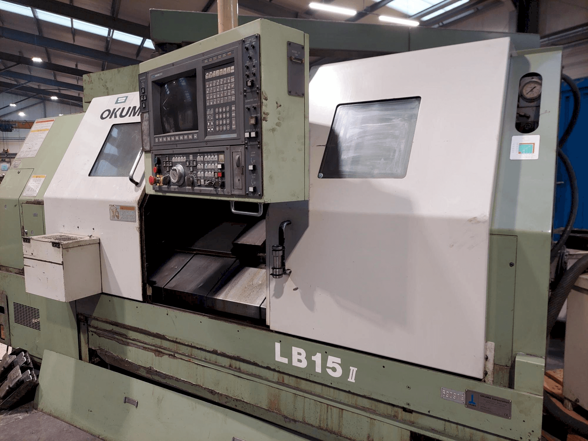 Prikaz stroja Okuma LB15 sprijeda