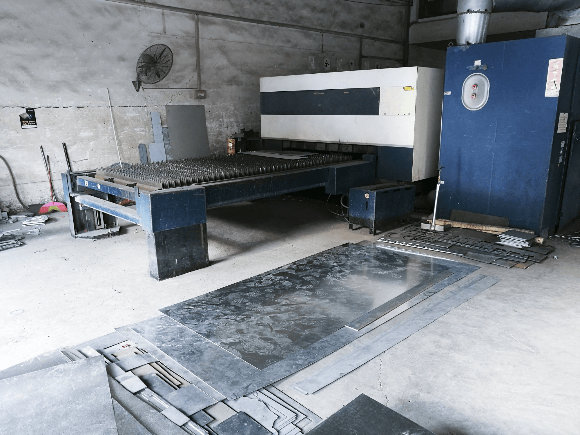 Prikaz 1 stroja Trumpf TruLaser 3030 zdesna