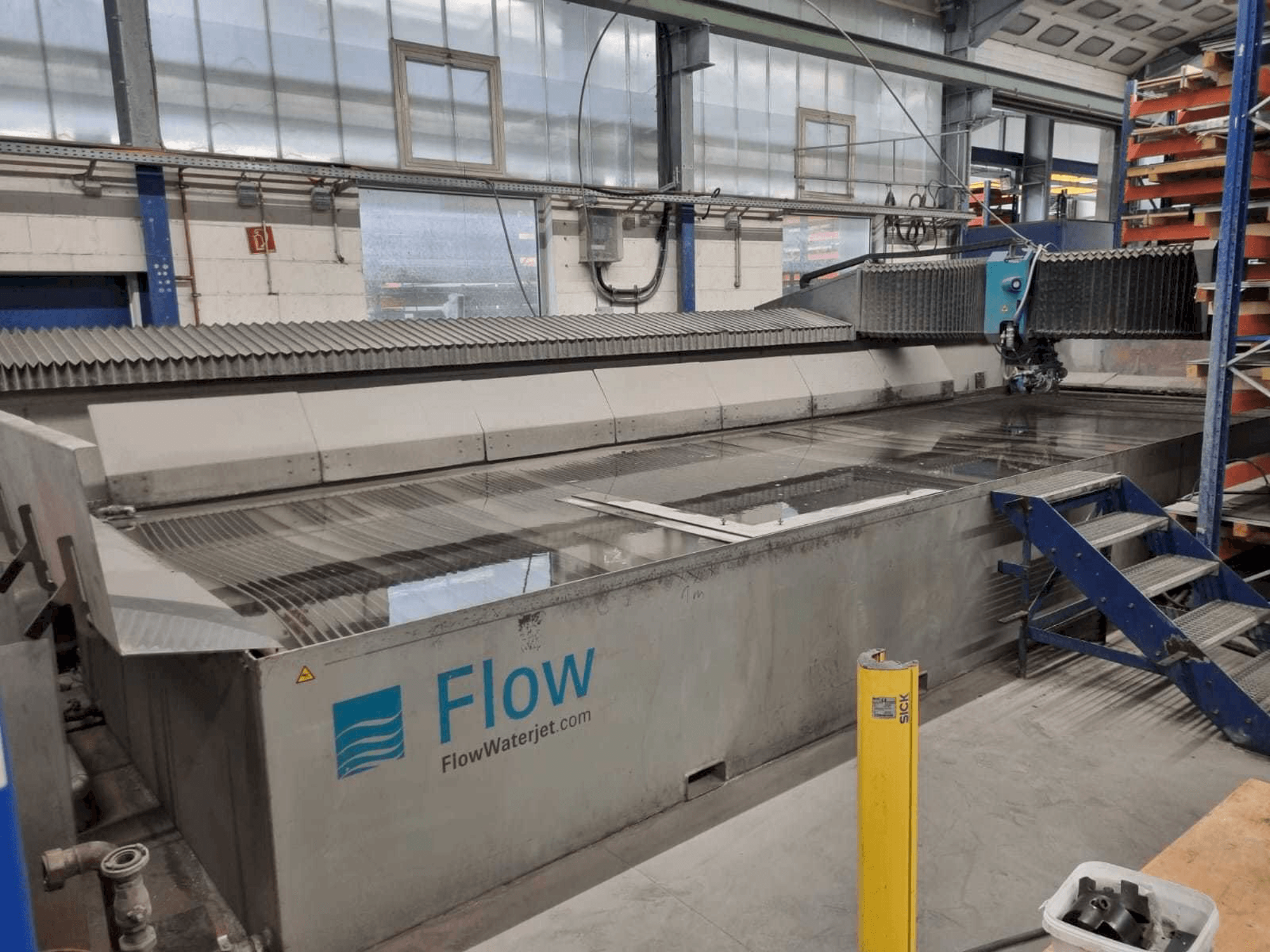 Prikaz stroja Flow ADS 24/ll sprijeda