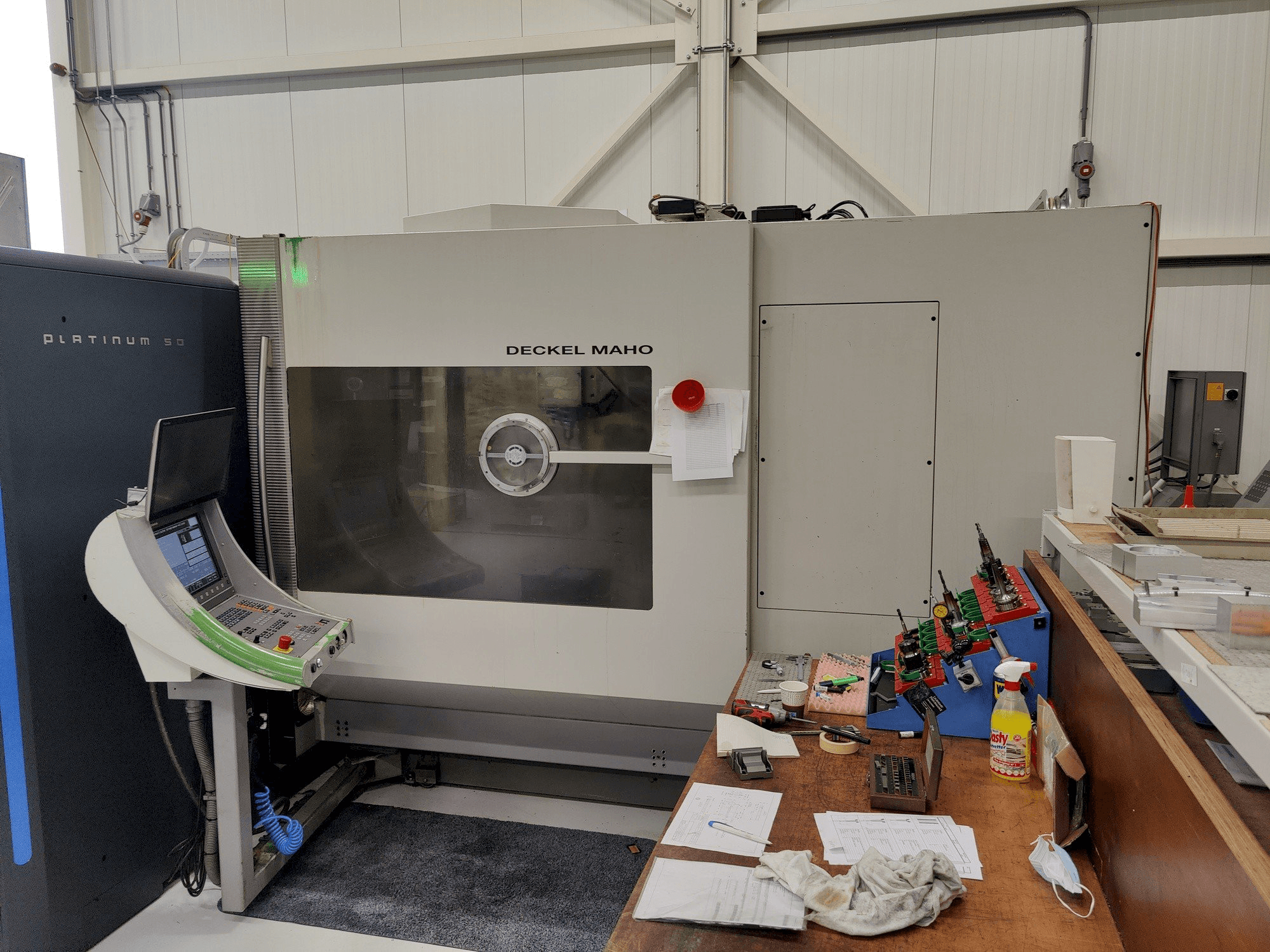 Prikaz stroja DMU 80P HD sprijeda