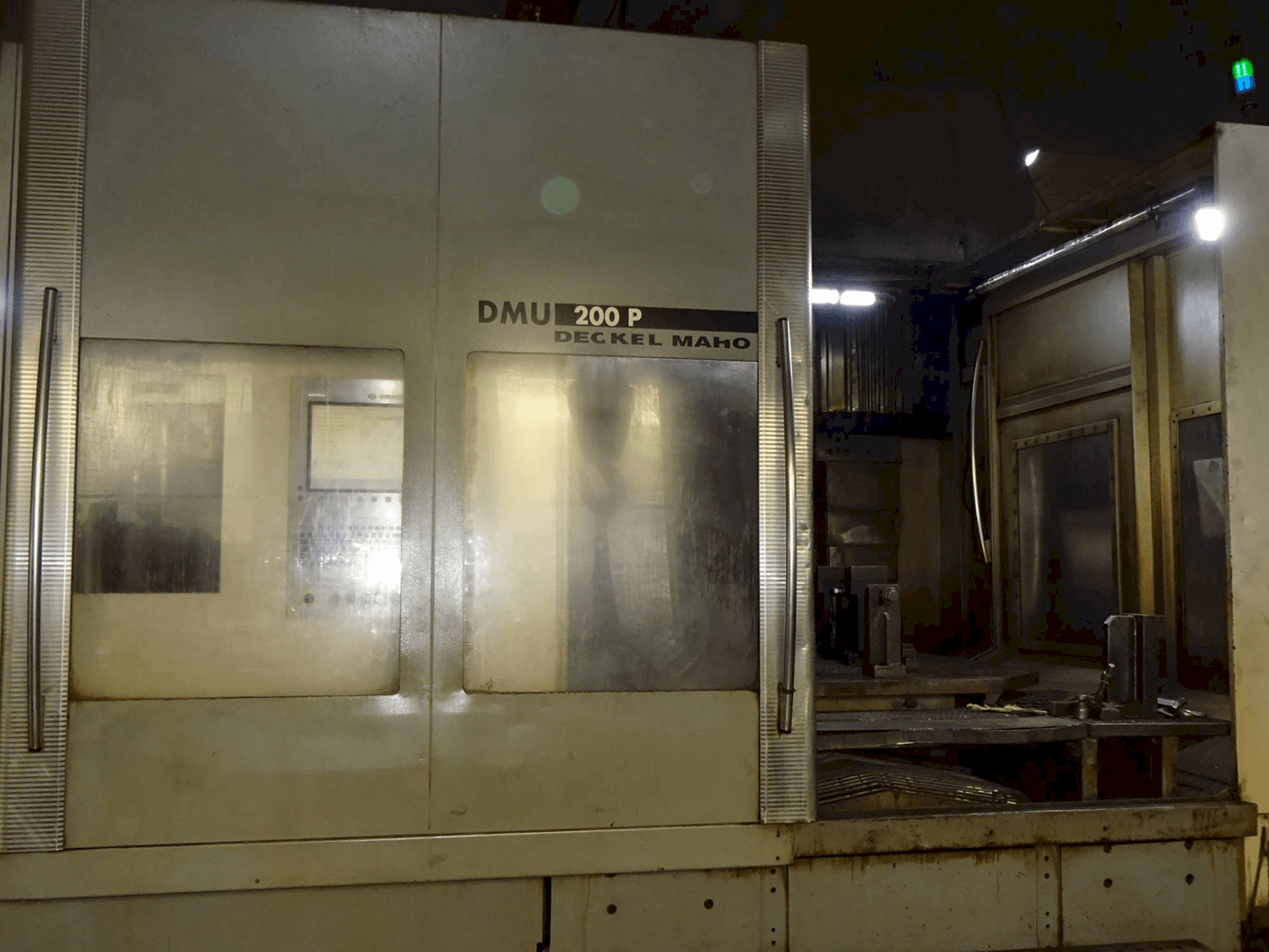 Prikaz stroja DECKEL MAHO DMU 200P sprijeda