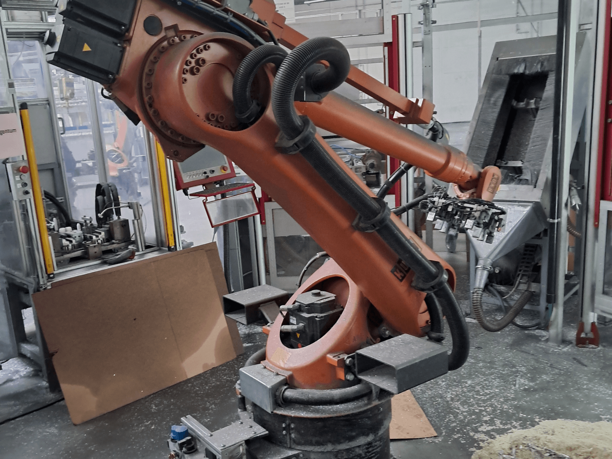 Robotska ruka KUKA KR 30 L 16-2 u radionici, prednji pogled. Ima zglobne spojeve i pozadinu industrijskog radnog prostora.