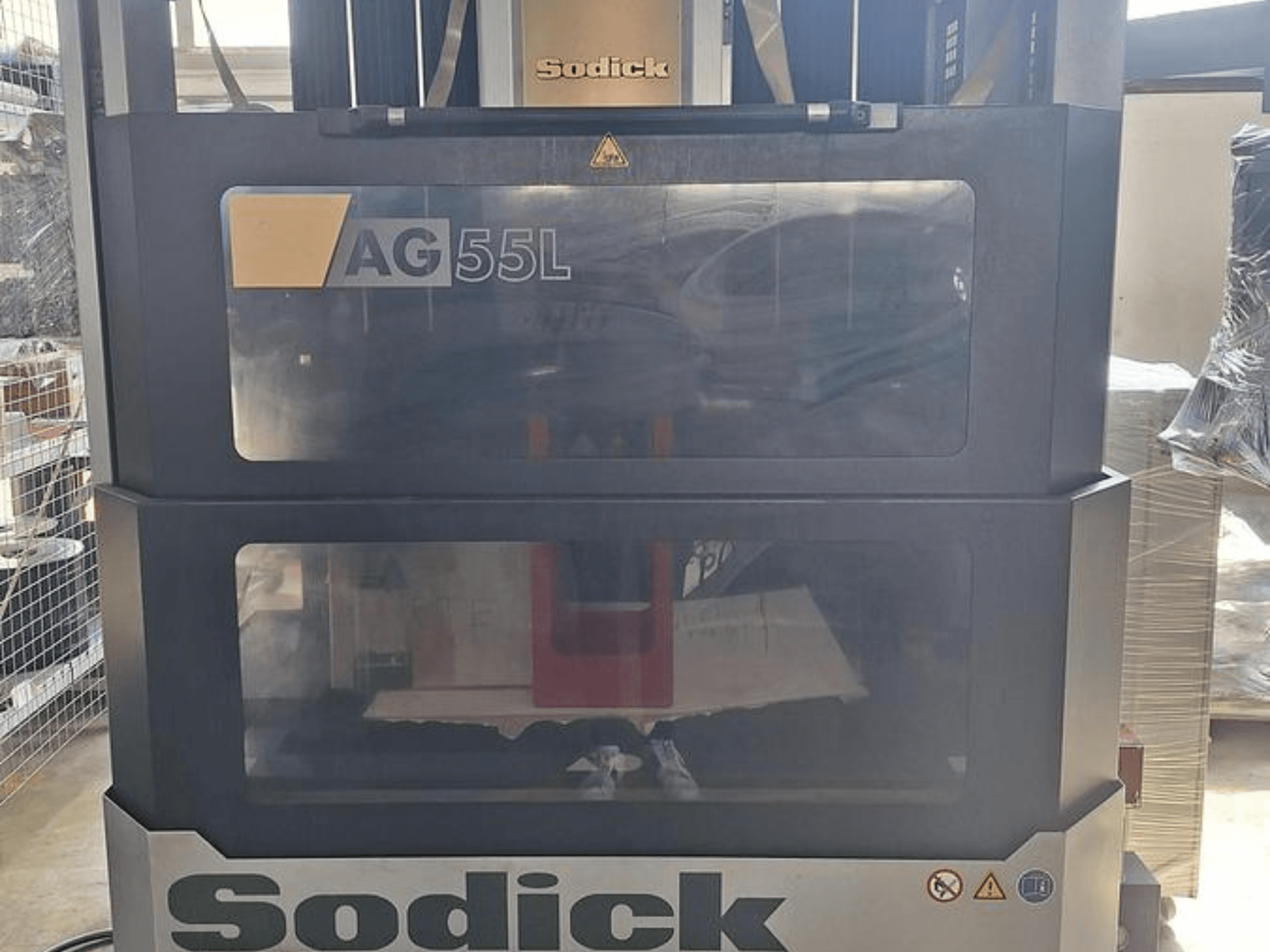 Sodick AG 55L EDM stroj za udubljivanje, prednji pogled s kontrolama vidljivim kroz prozirne ploče, prikazuje radni prostor unutra.