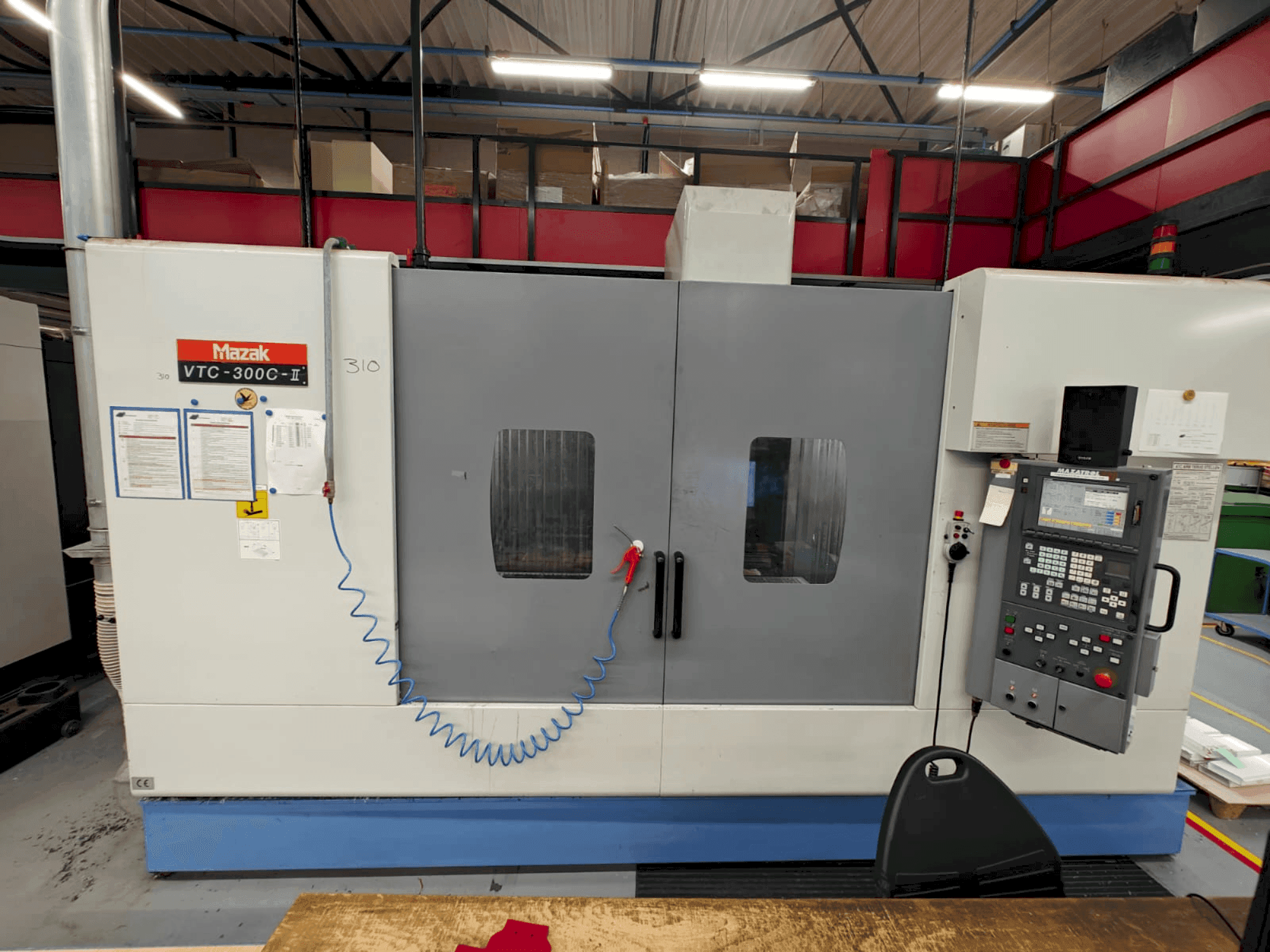 Prikaz stroja Mazak VTC-300C sprijeda