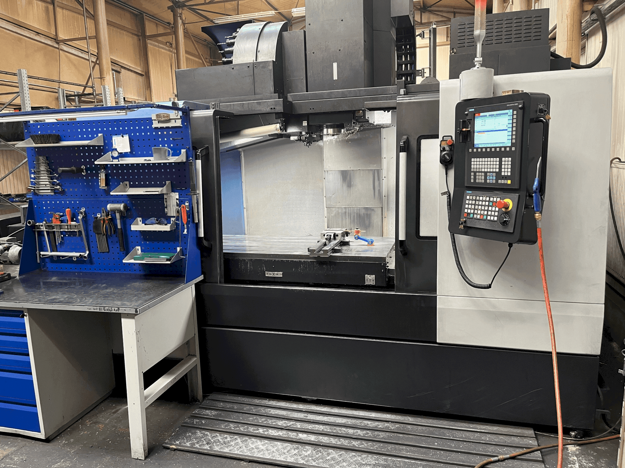Prikaz stroja DOOSAN DNM 6700 sprijeda