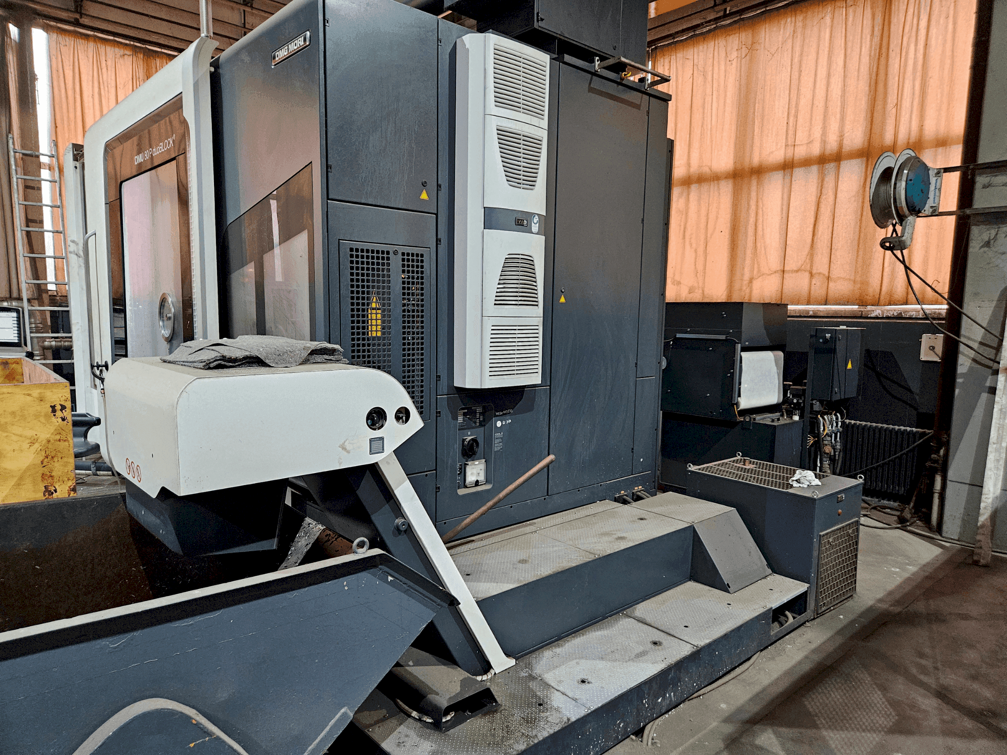 Prikaz stroja DMG MORI DMU 80 P duoBLOCK sprijeda