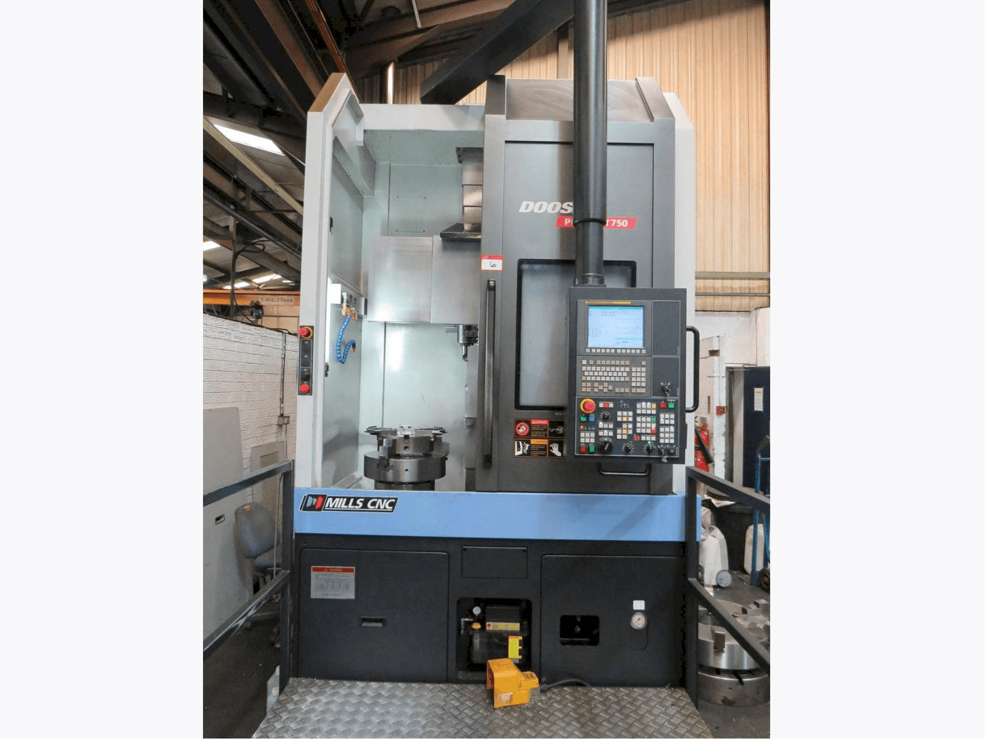 Prikaz stroja Doosan Puma VT-750 sprijeda