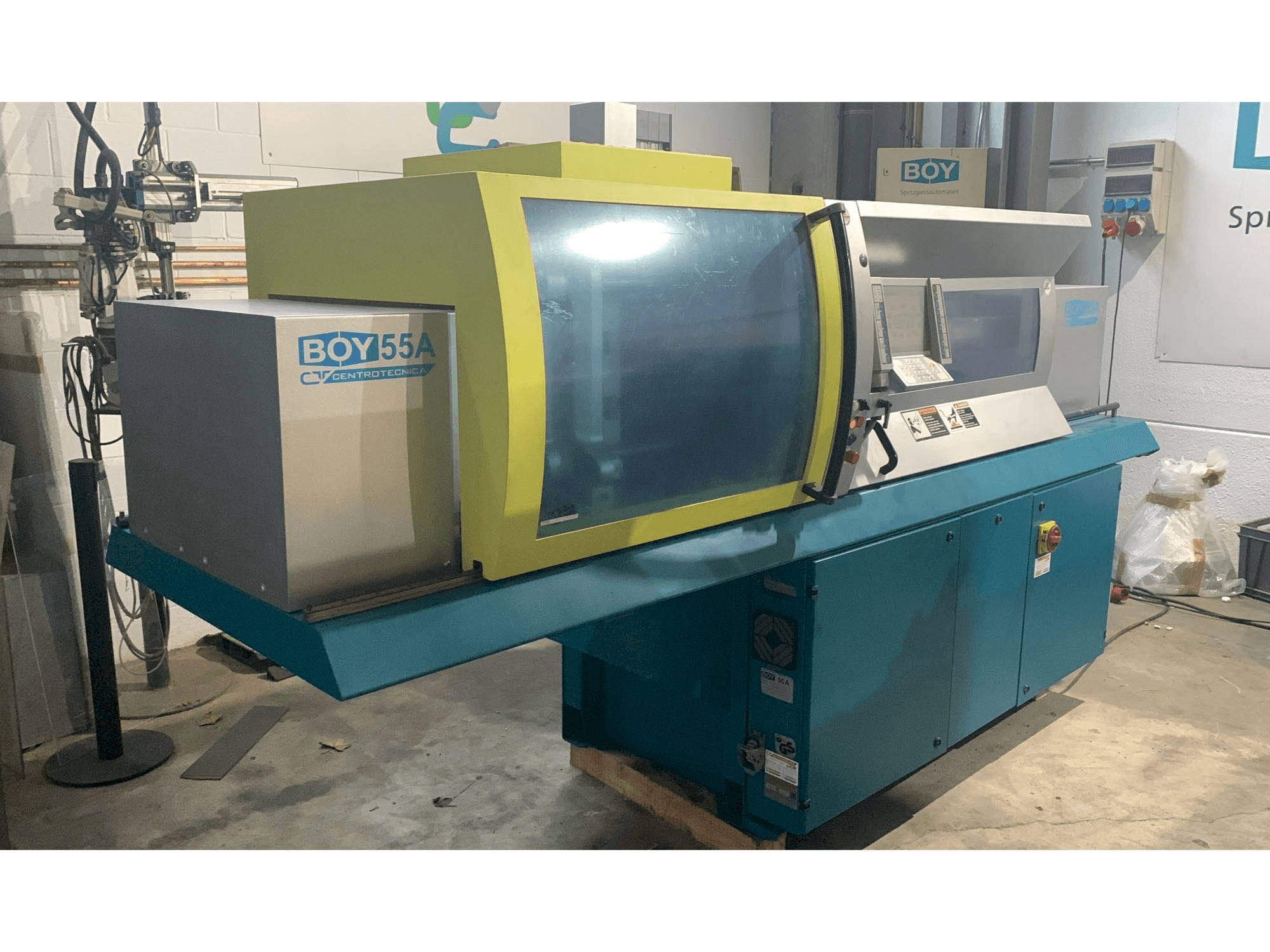 Prikaz stroja BOY 55A sprijeda