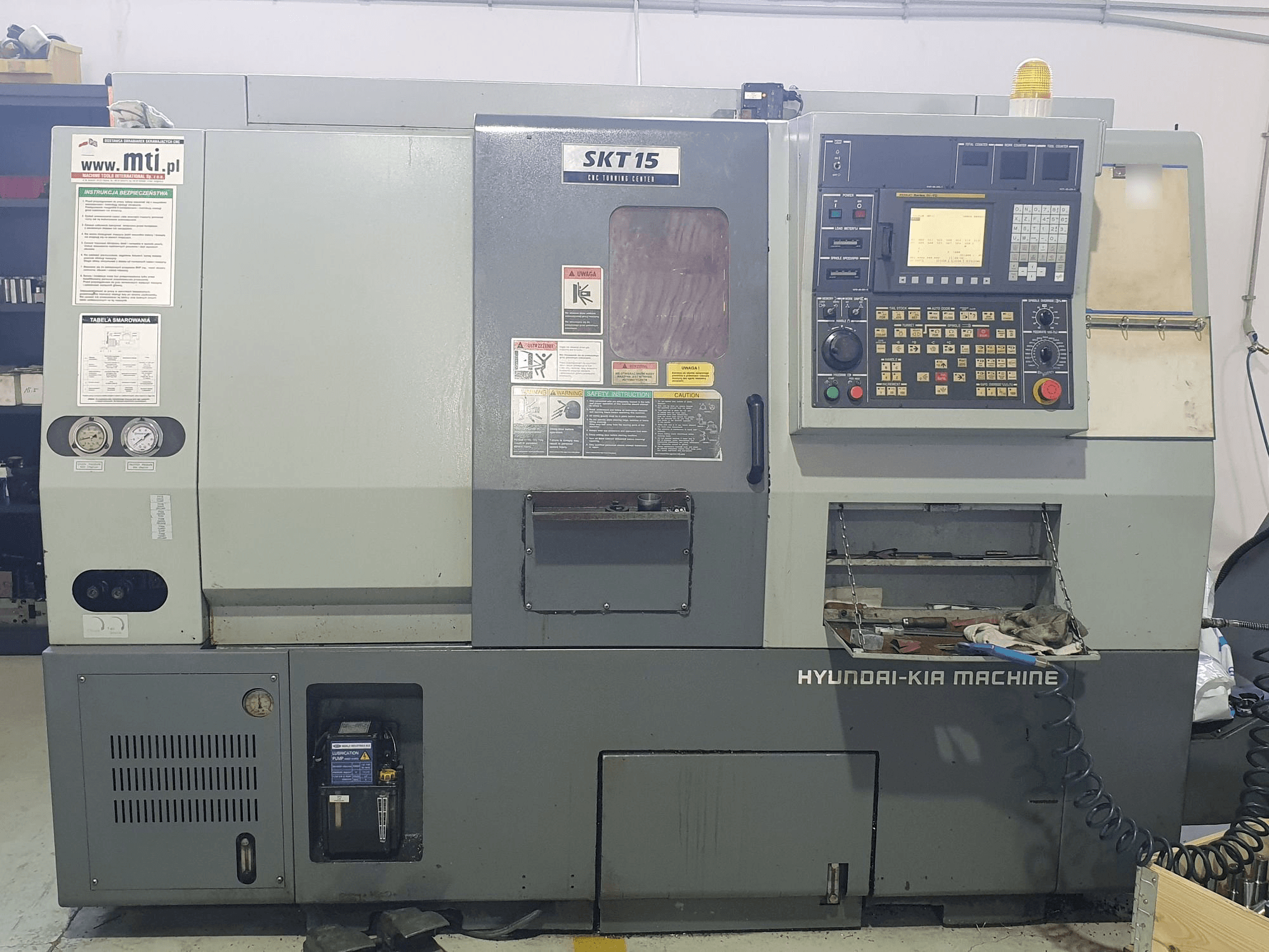 Prikaz stroja Hyundai Kia SKT15 sprijeda