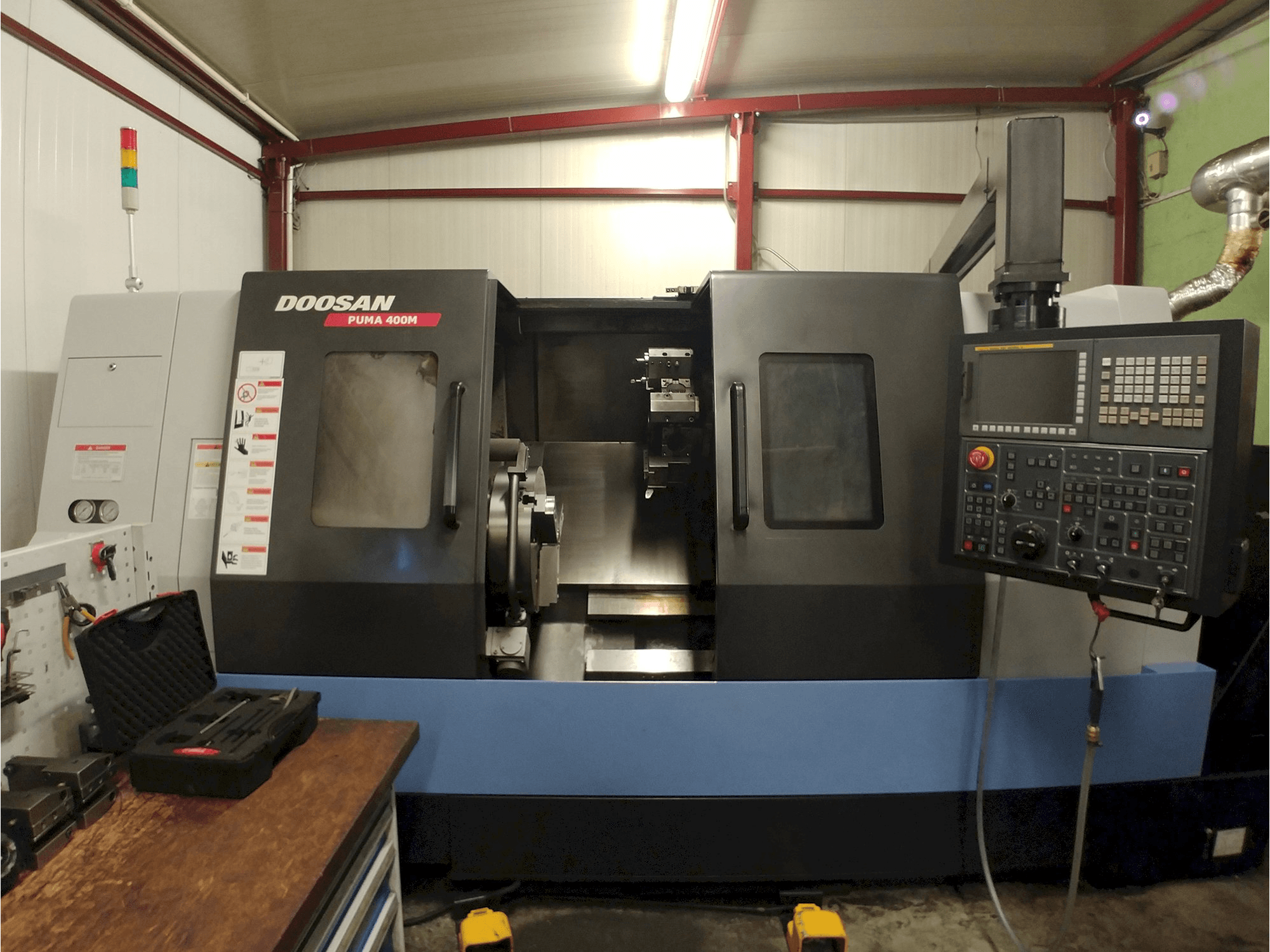 Prikaz stroja Doosan Puma 400MC sprijeda