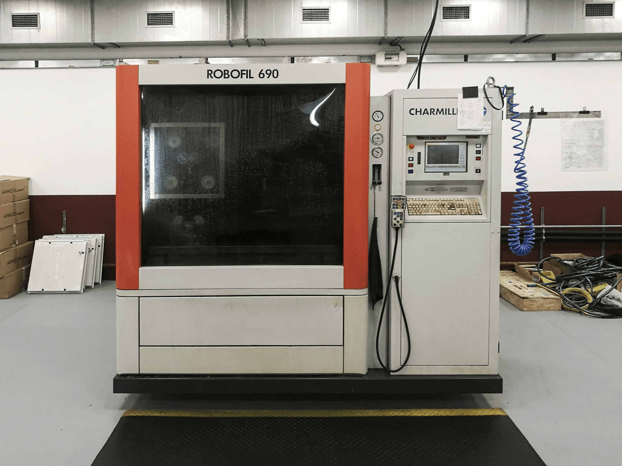 Prikaz stroja CHARMILLES ROBOFIL 690 sprijeda