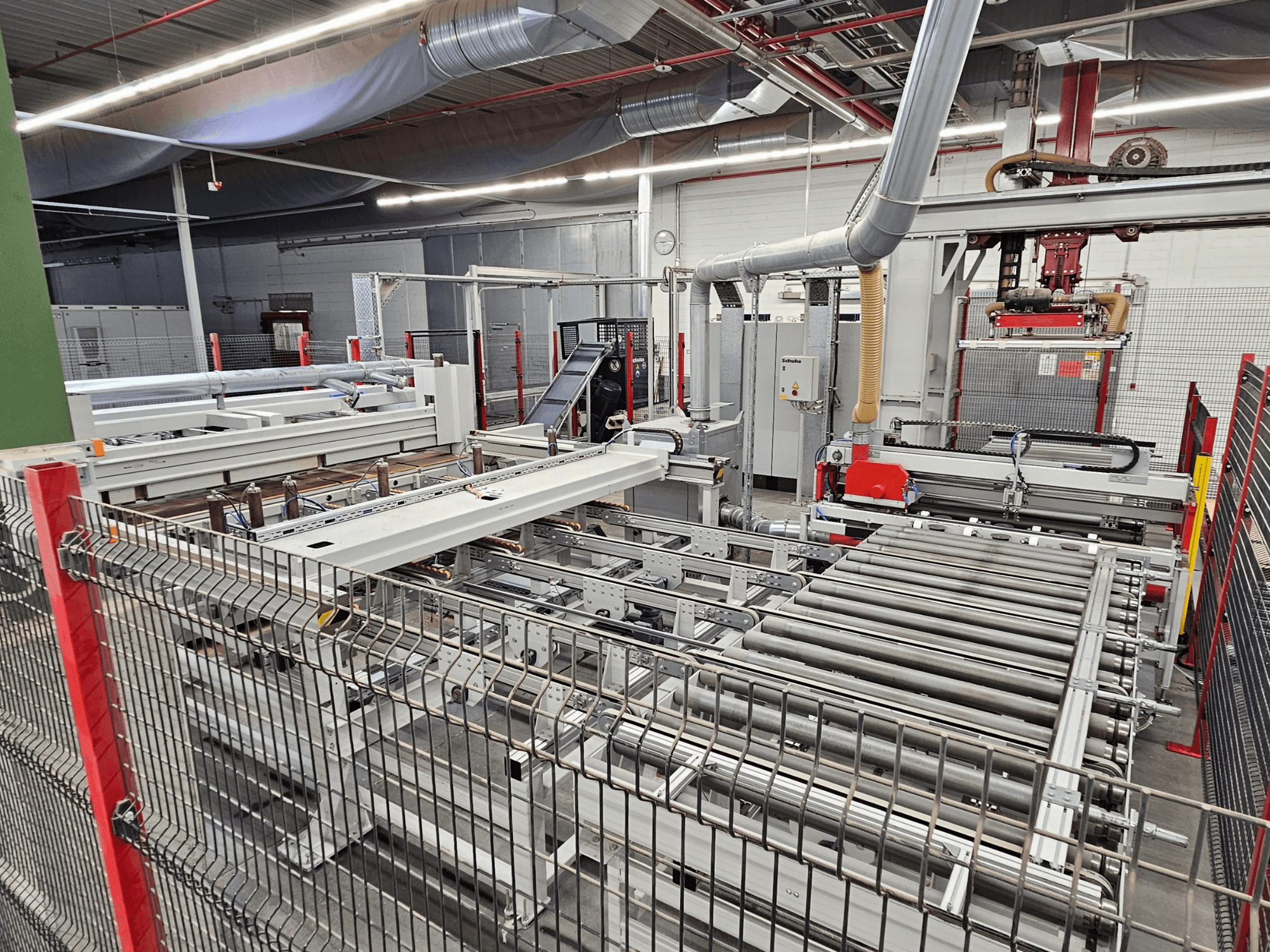 HOLZMA HPP81-3200 pločasta pila prikazana u prednjem pogledu, s transportnim valjcima i strojnim komponentama u radioničkom okruženju.