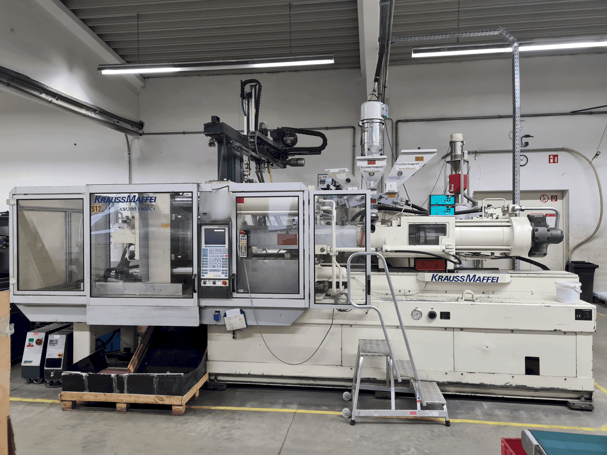 Prikaz stroja Krauss Maffei 300-1900 C1 sprijeda