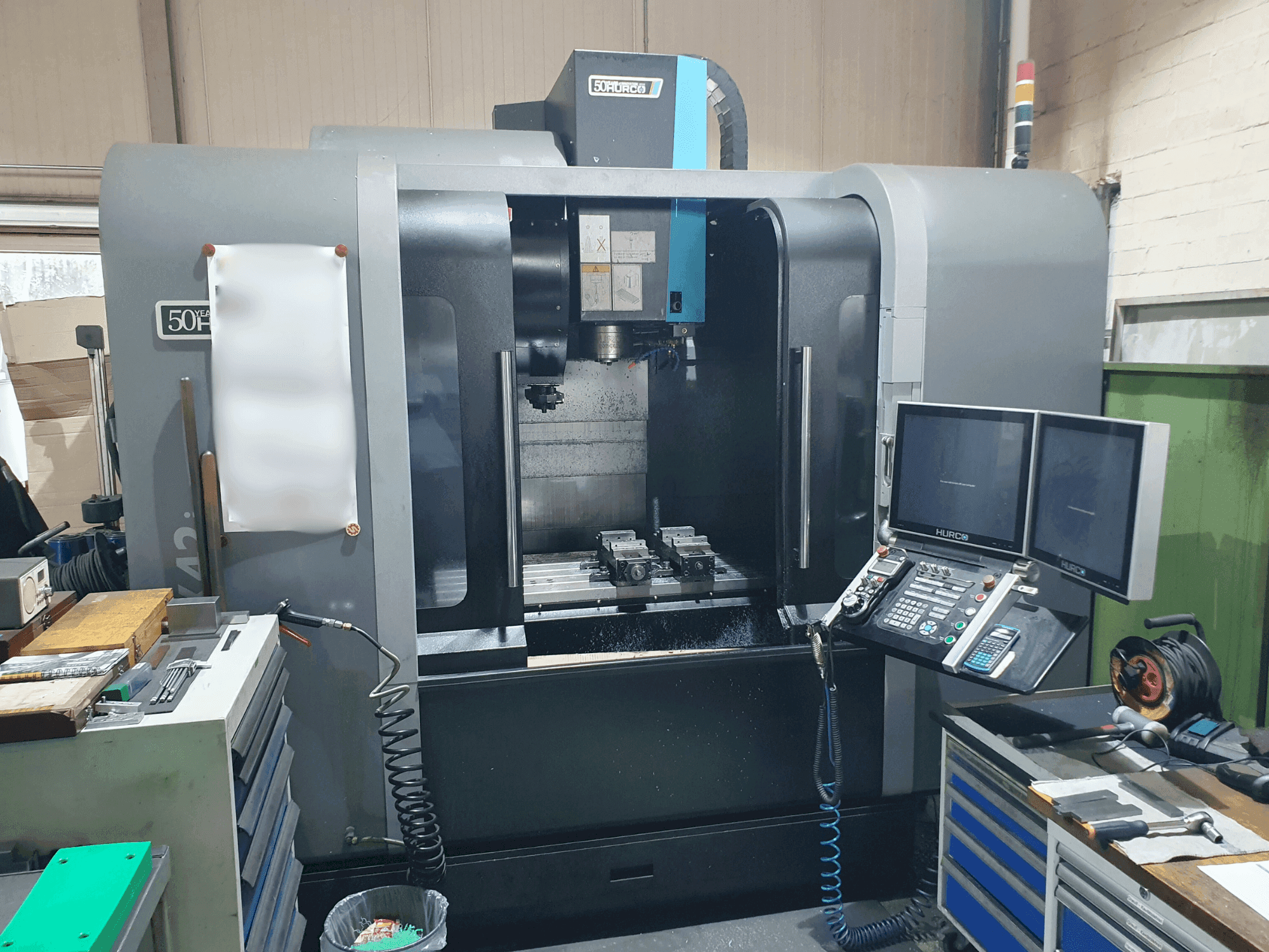 Prikaz stroja Hurco VMX42i sprijeda