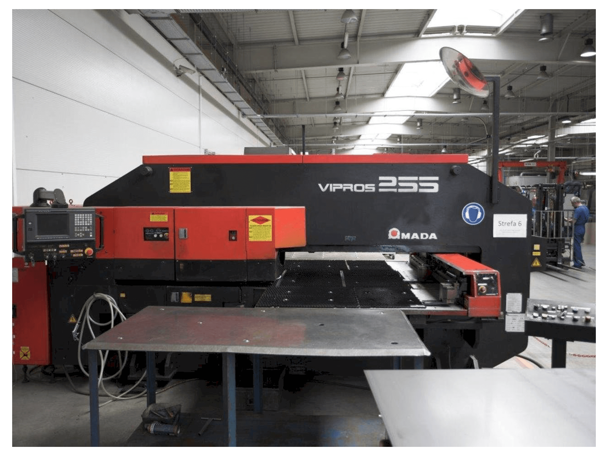 Prikaz stroja AMADA Vipros 255 sprijeda