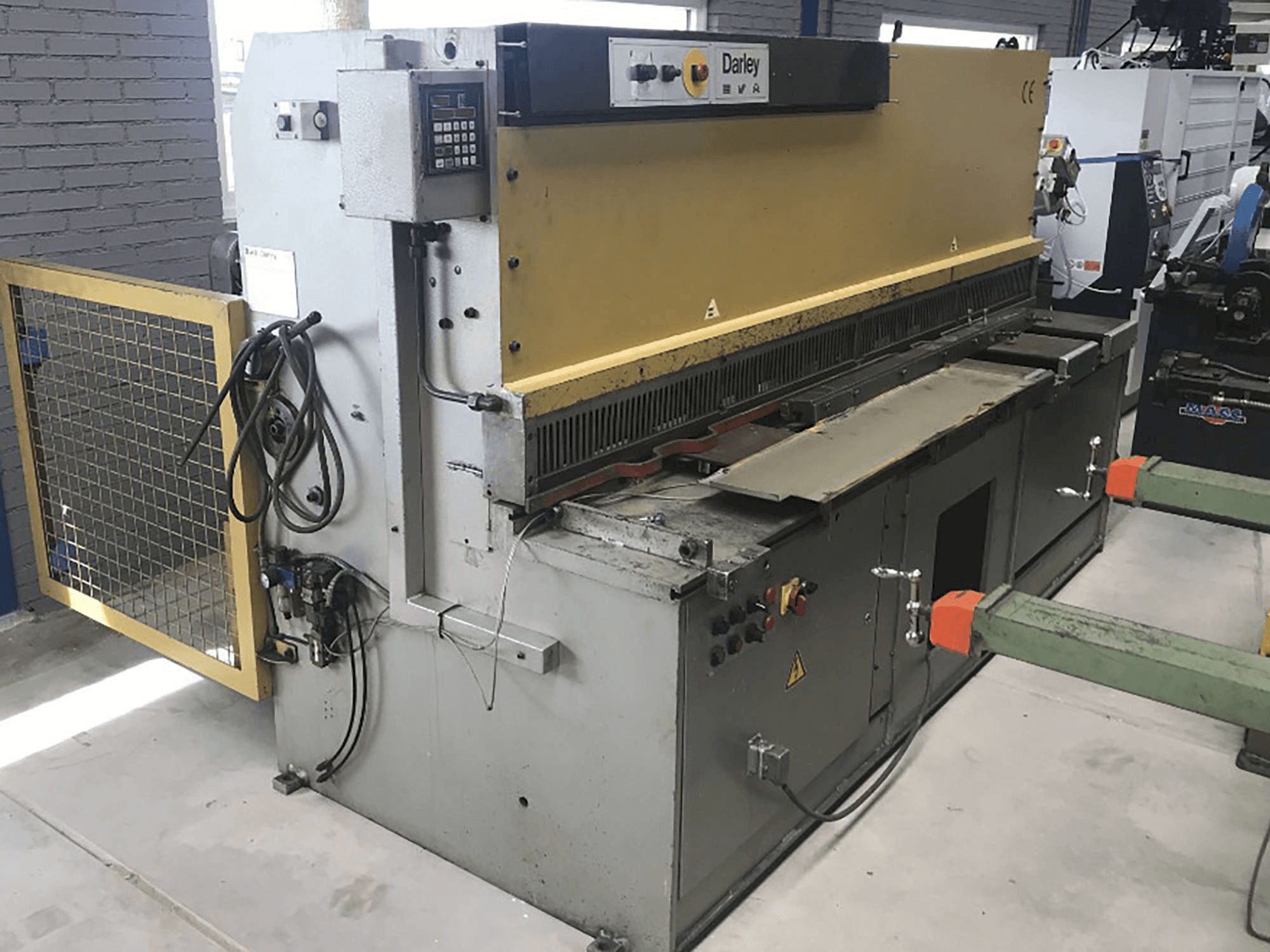 Prikaz stroja Darley S 2500 x 4 sprijeda