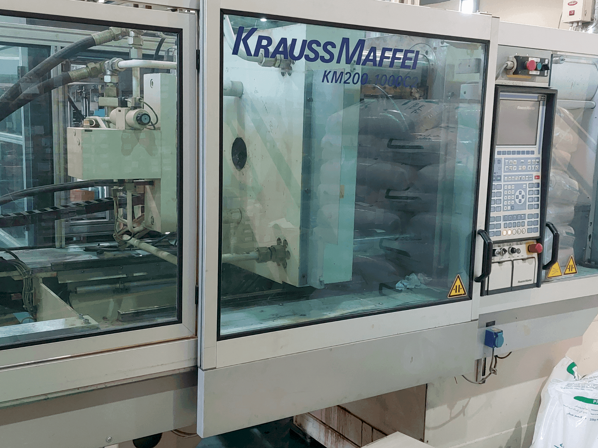 Prikaz stroja Krauss Maffei 200-1000 C2 sprijeda