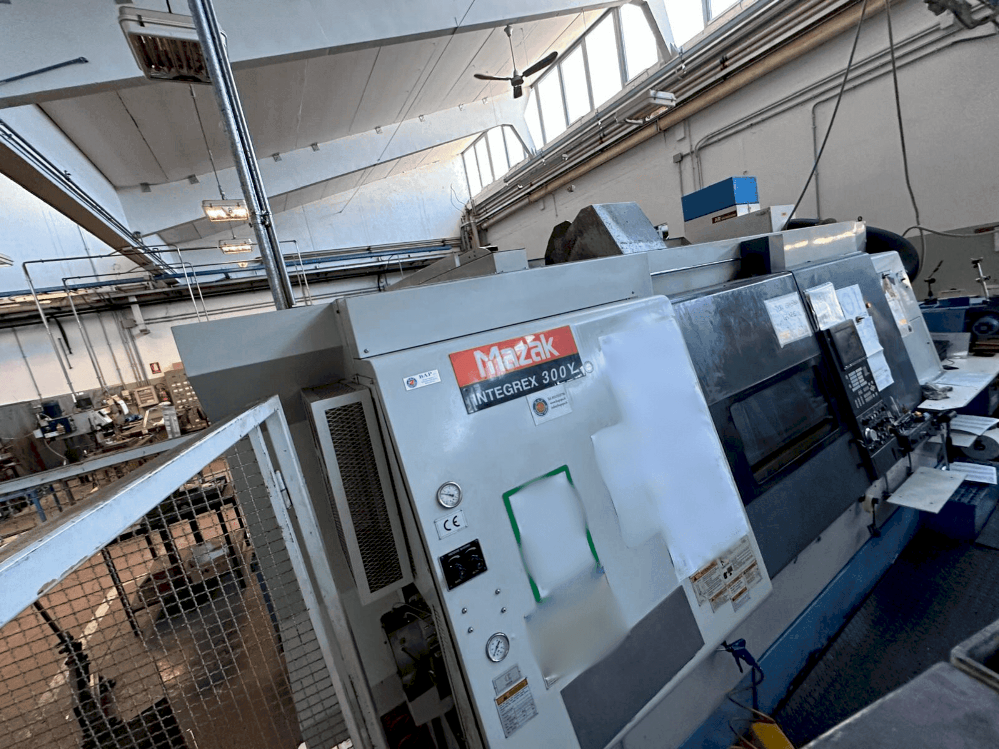 Prikaz stroja Mazak INTEGREX 300Y sprijeda