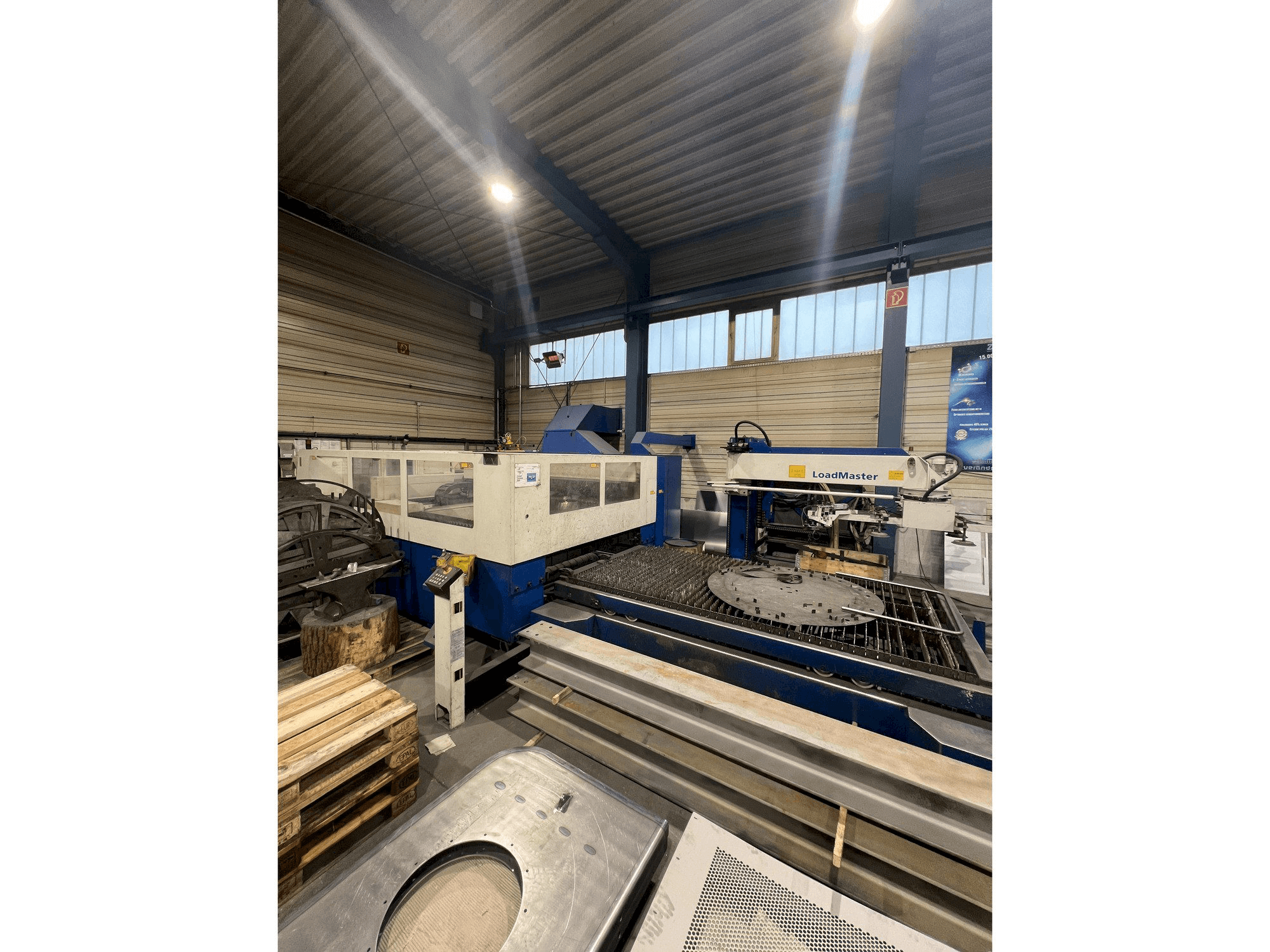 Prikaz stroja TRUMPF TruLaser 3030 sprijeda