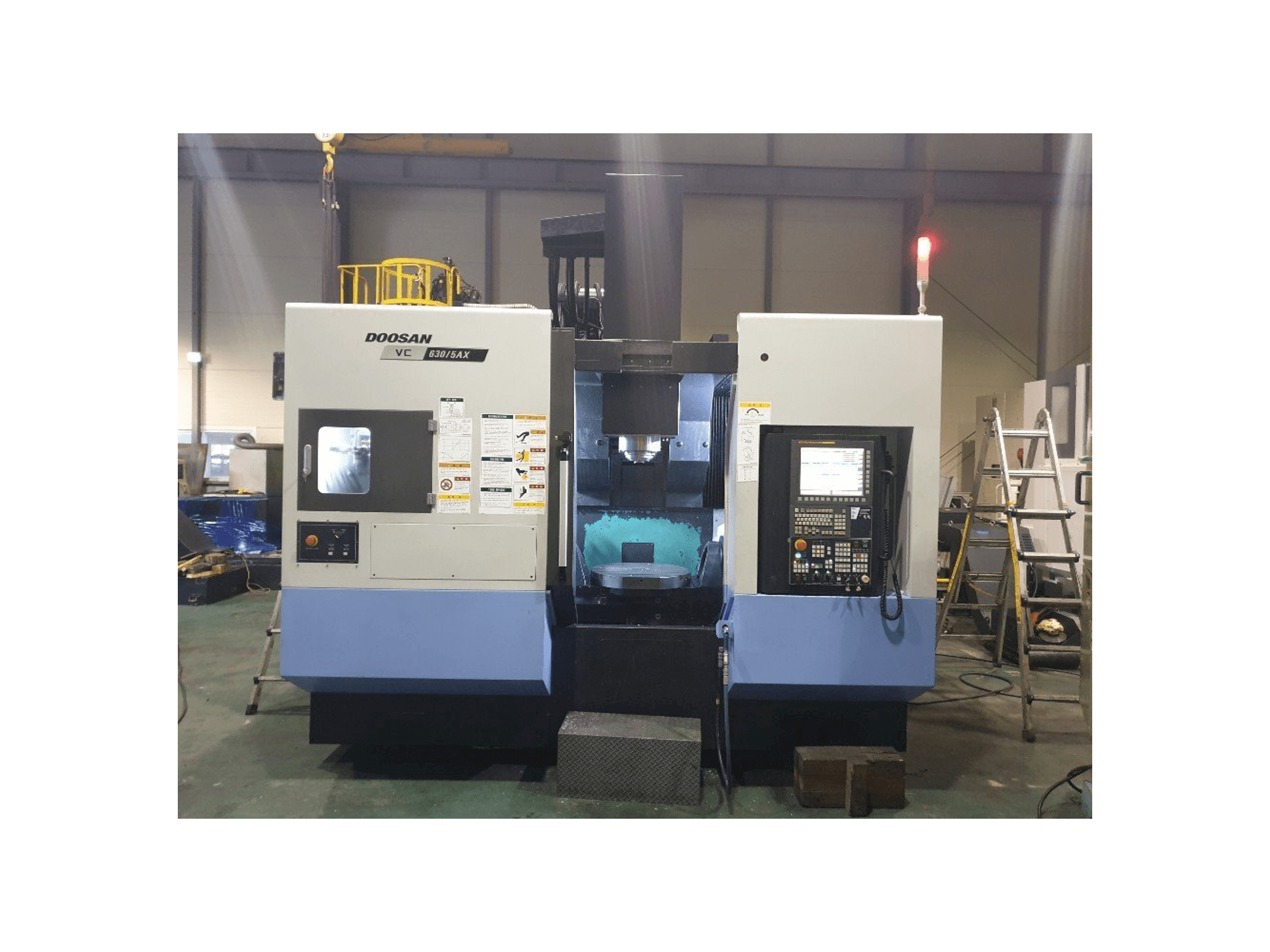 Prikaz stroja Doosan VC630/5AX sprijeda