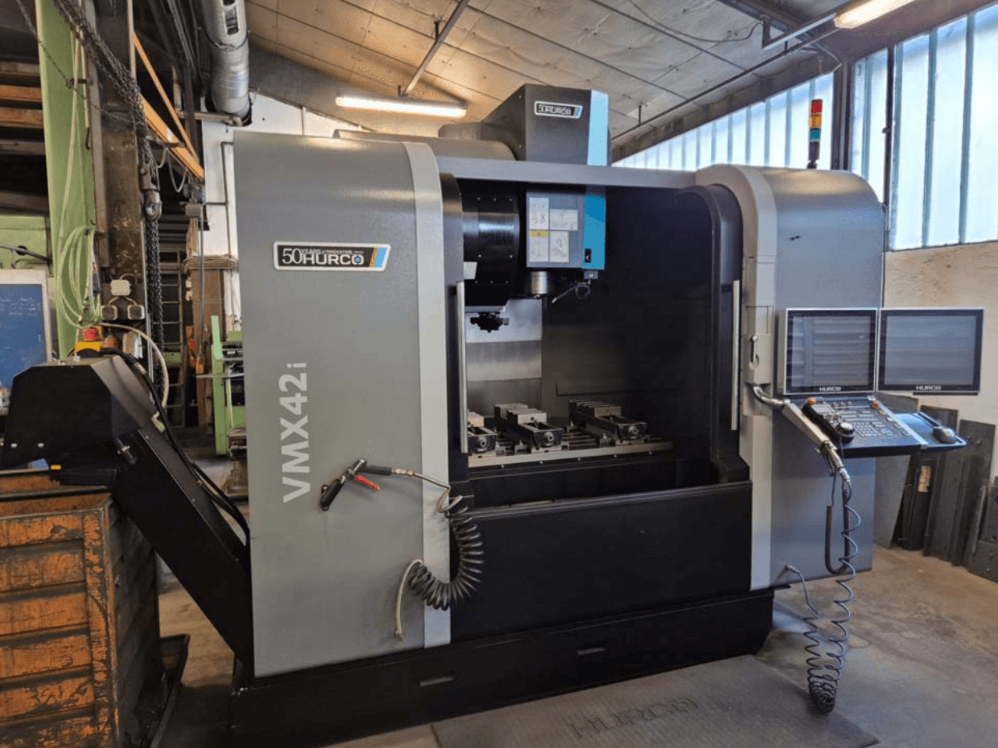 Vertikalni obradni centar Hurco VMX 42i, prednji pogled, s prikazom upravljačke ploče i radnog prostora sa škripcima.