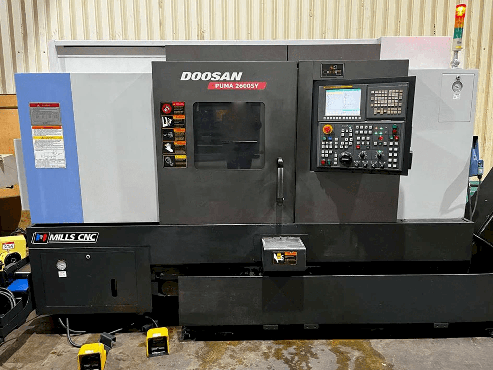 Prikaz stroja Doosan Puma 2600SY sprijeda