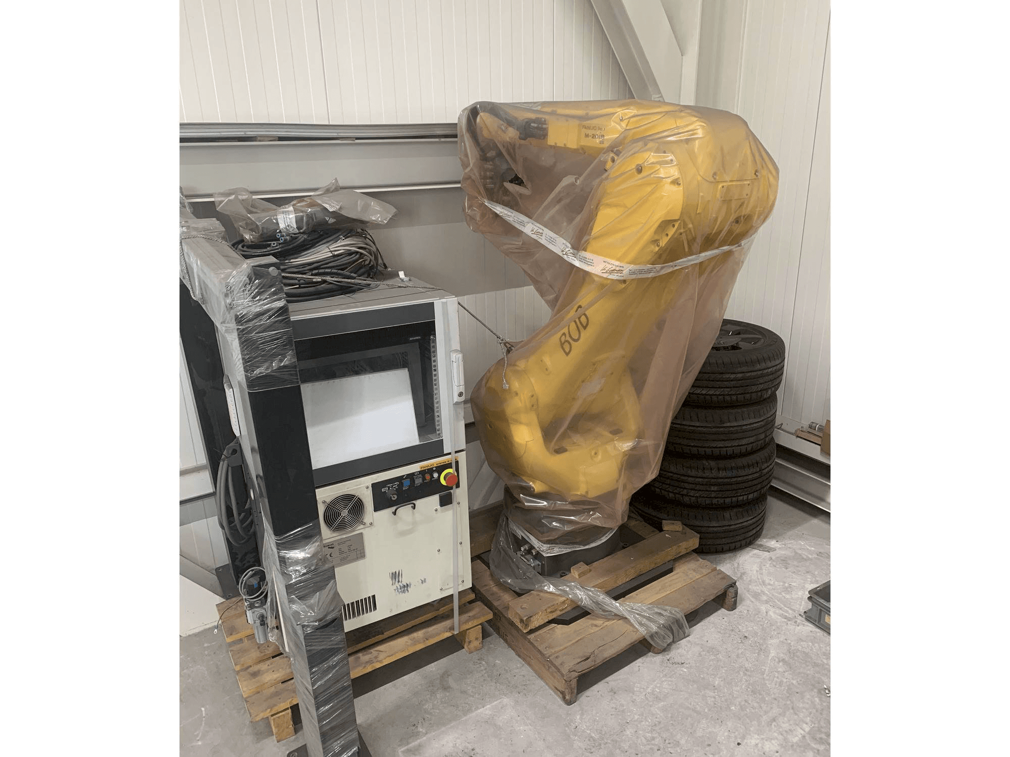 Prikaz stroja FANUC M-20iB sprijeda