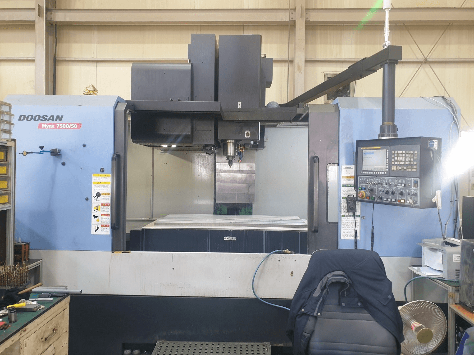 Prikaz stroja Doosan MYNX 7500/50 sprijeda