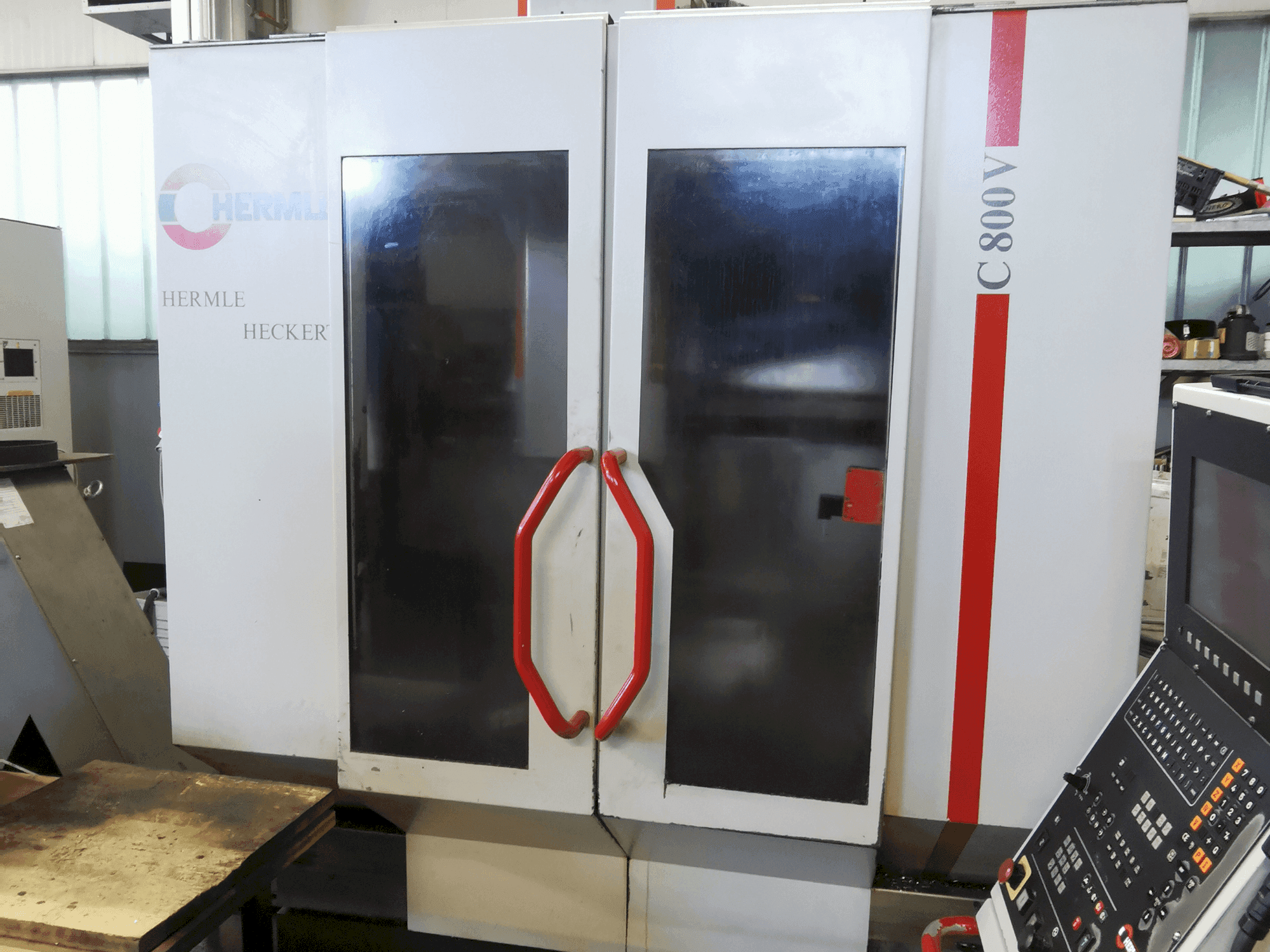 Prikaz stroja HERMLE C 800 V sprijeda