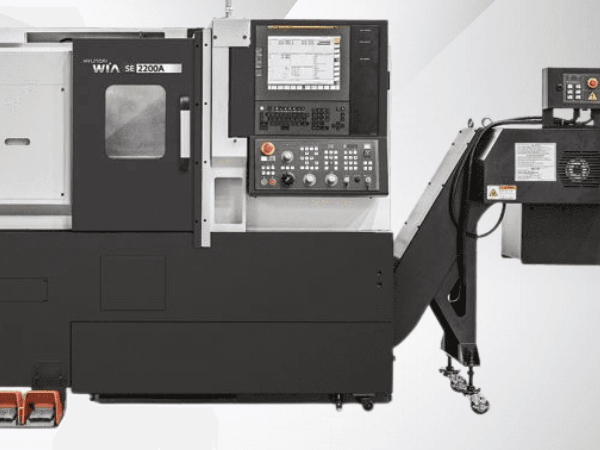 CNC tokarski stroj Hyundai WIA SE 2200A, prednji pogled, ima upravljačku ploču i motor vretena, dizajniran za preciznu obradu.