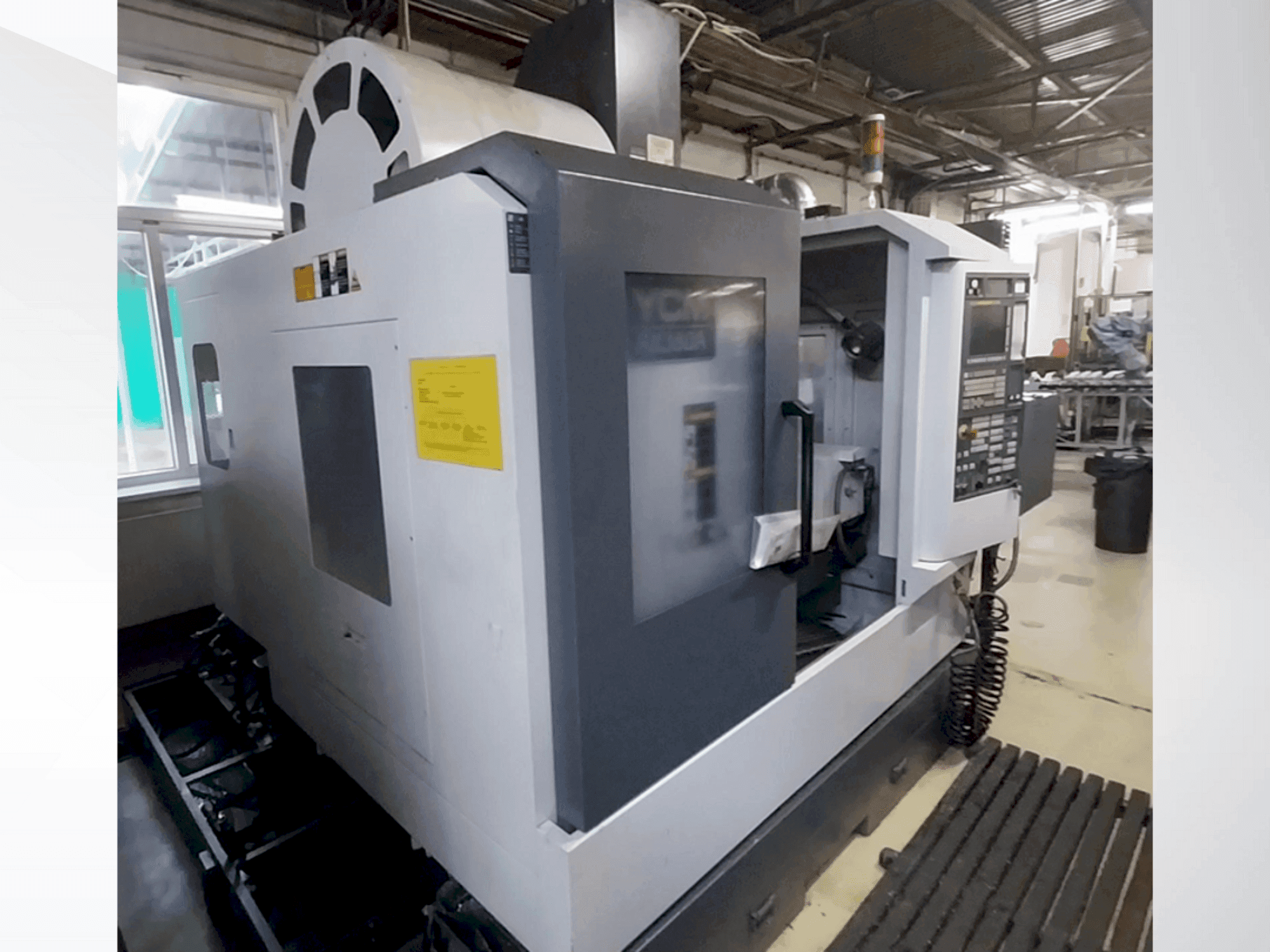 Prikaz stroja YCM FX380A sprijeda