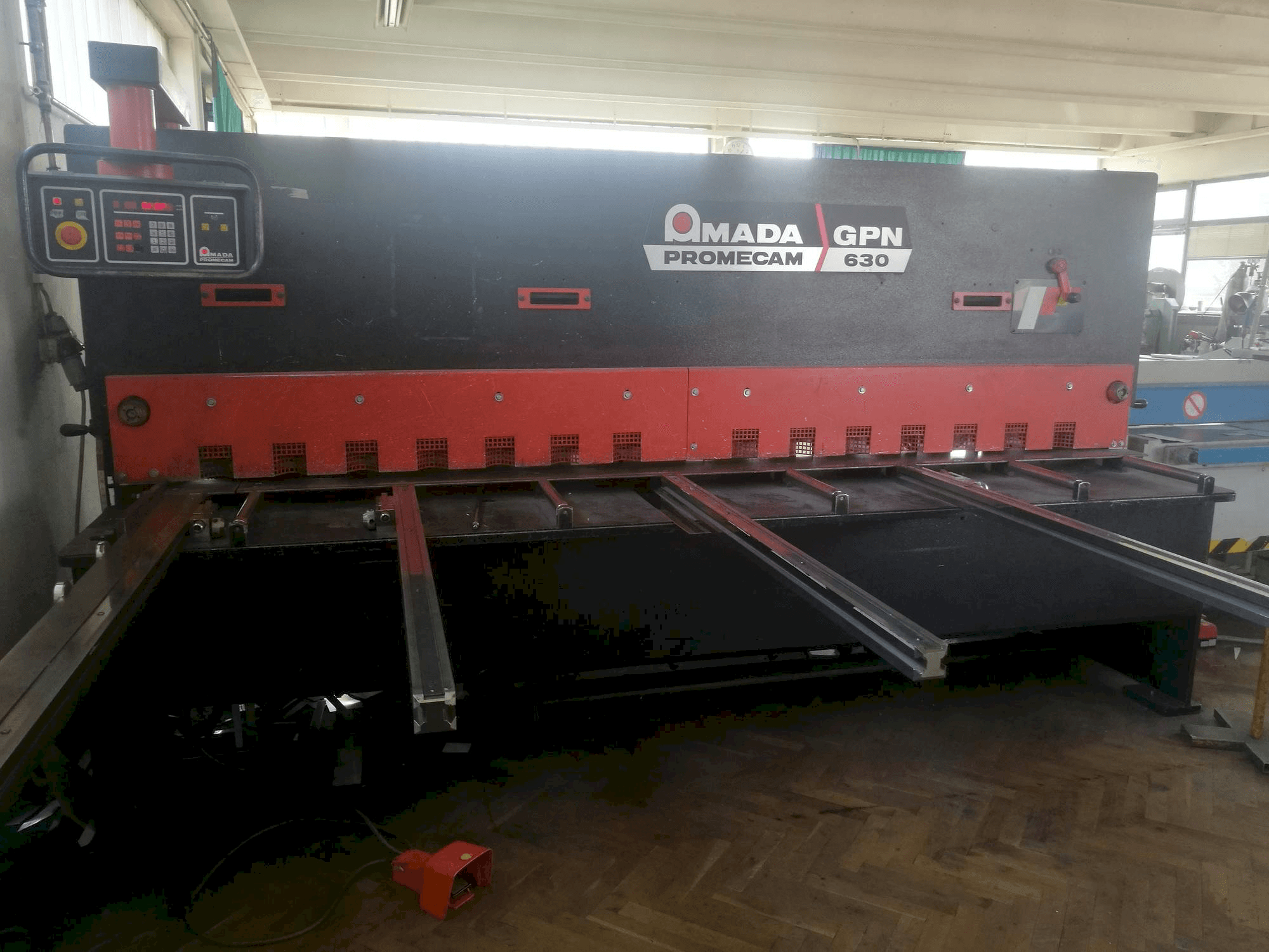 Prikaz stroja AMADA Promecam GPN 630 sprijeda