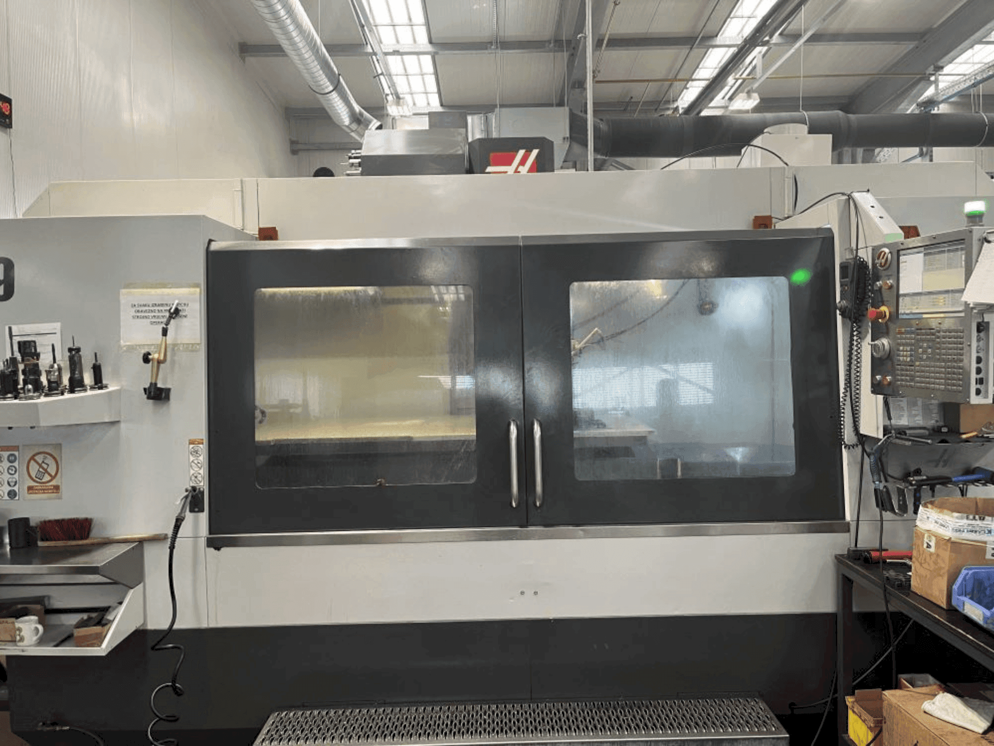 Prikaz stroja HAAS Vf- 9/40 sprijeda