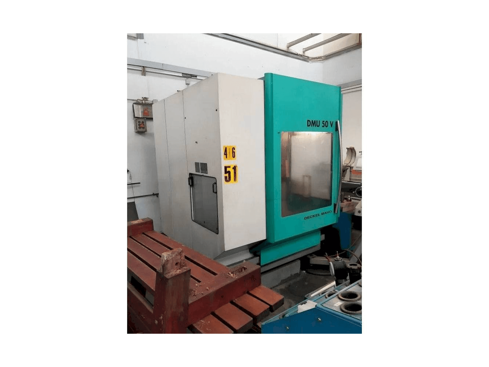 Prikaz lijeve strane stroja DECKEL MAHO DMU 50 V