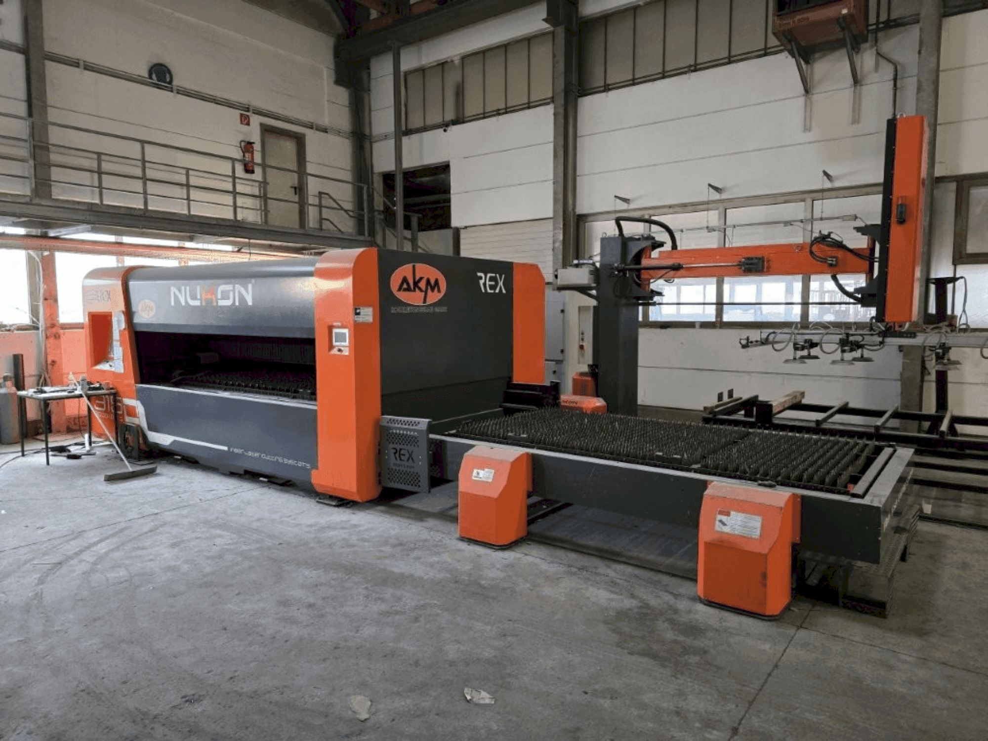 Prikaz stroja NUKON Rex 315 sprijeda