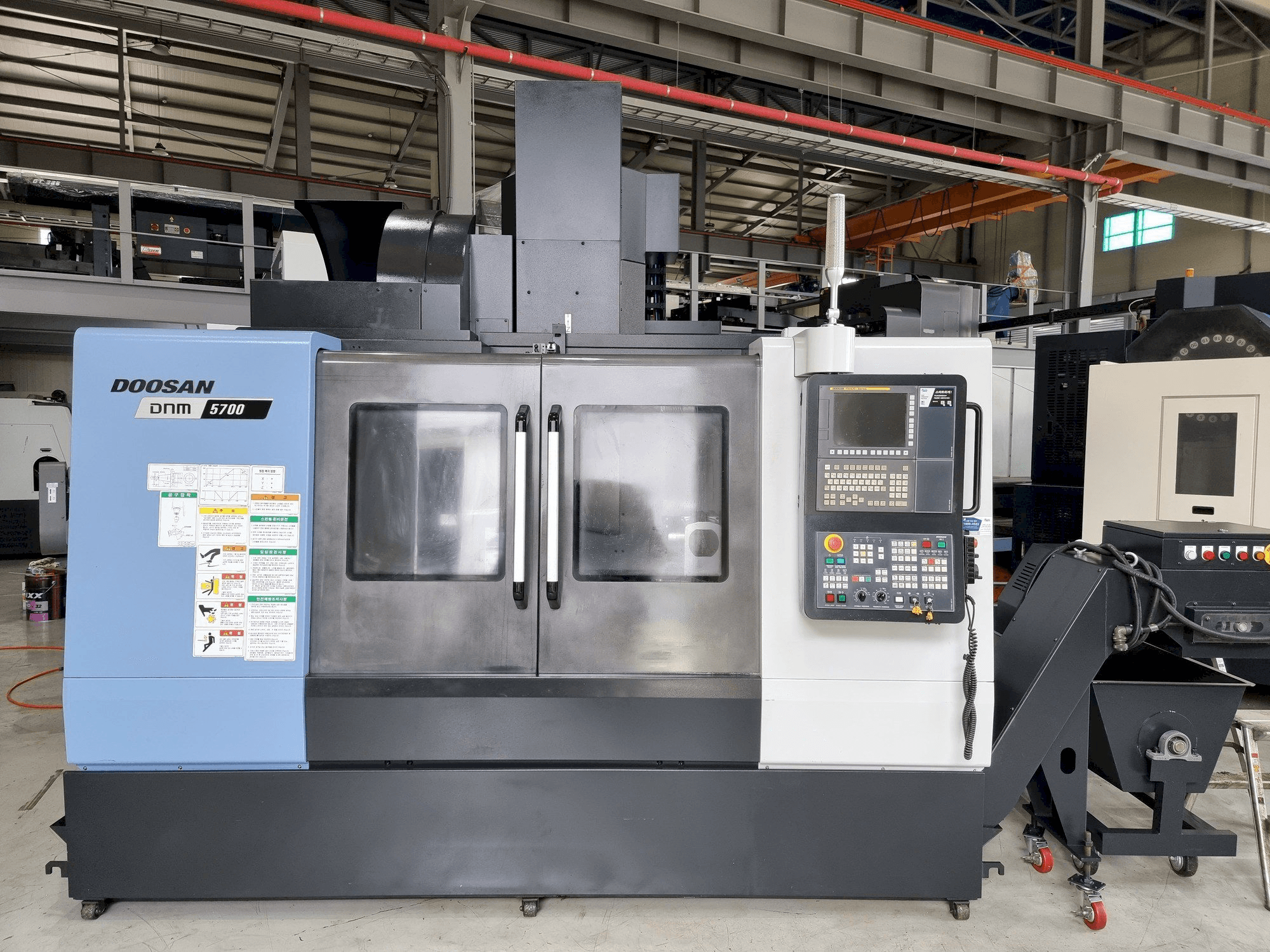 Prikaz stroja Doosan DNM 5700 sprijeda