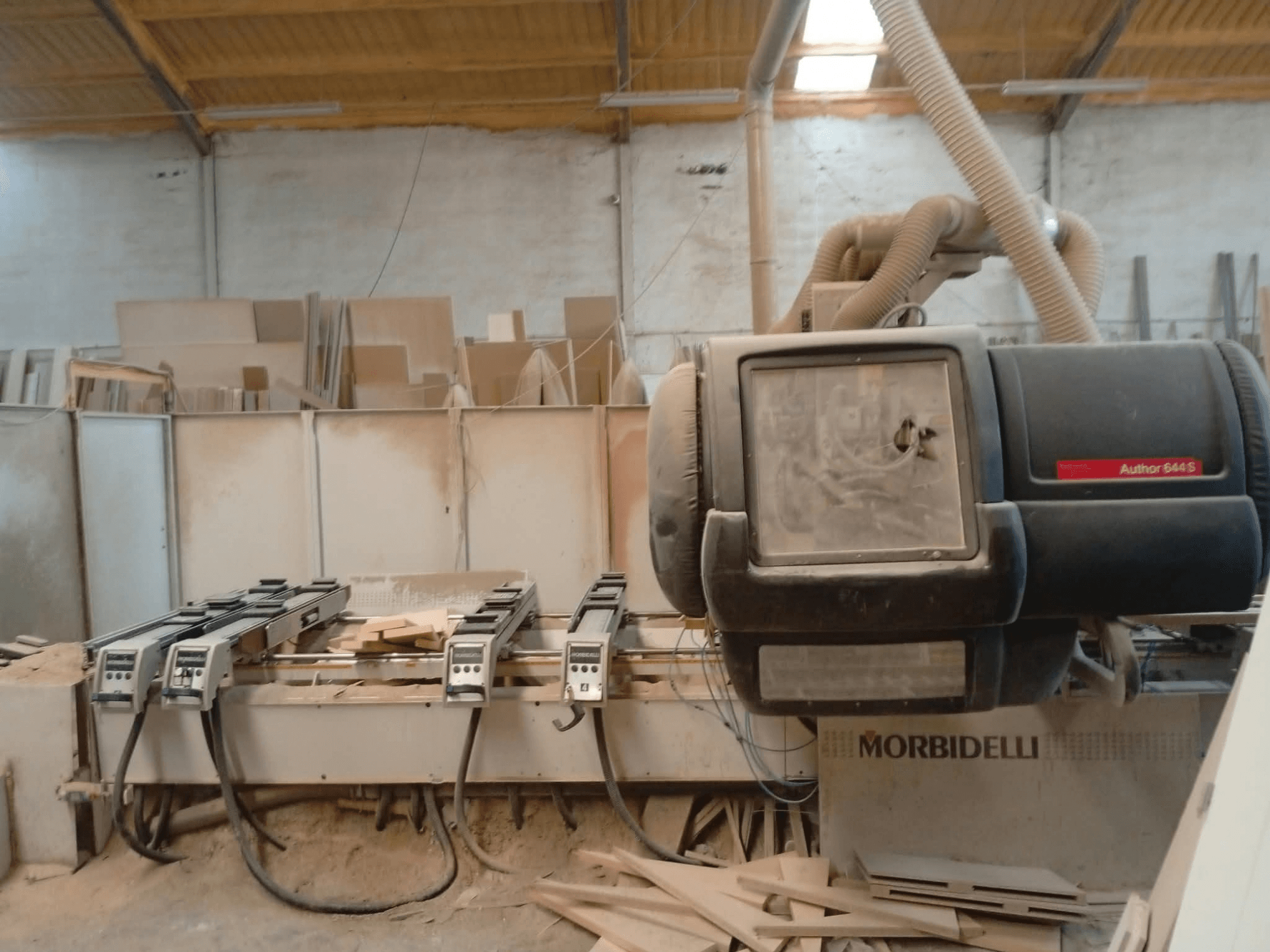 CNC obradni centar MORBIDELLI A644S FTP 41 PC izložen u radionici, s prednjim pogledom s prašinom i drvenim ostacima.